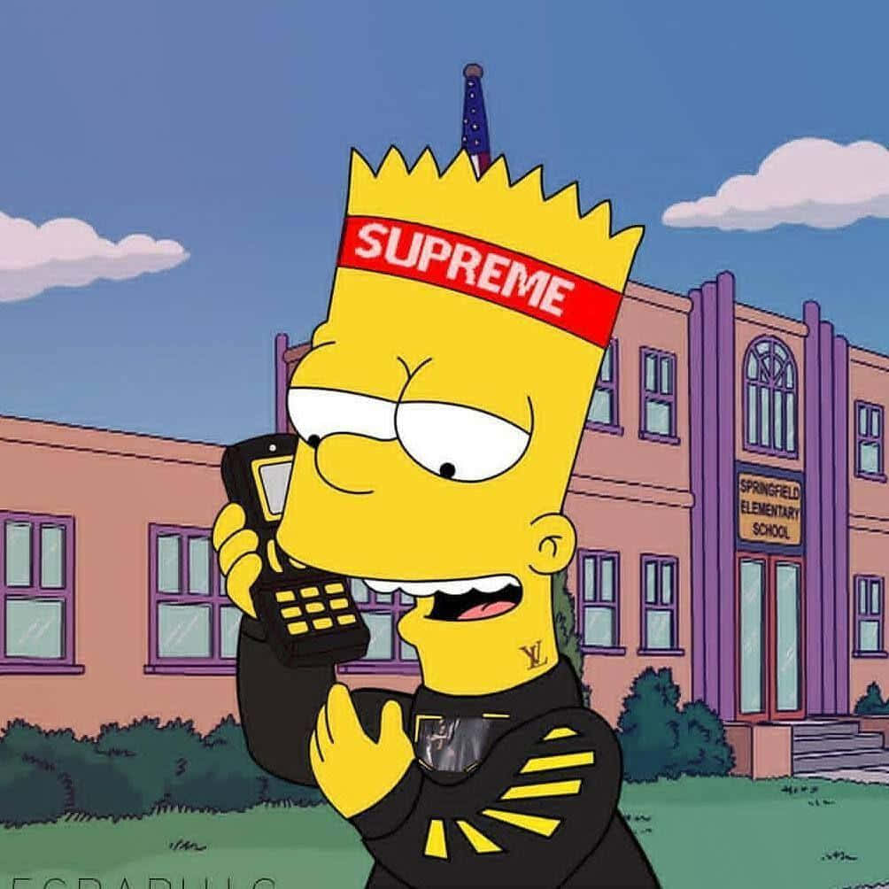 霸子·辛普森 桌布 壁紙 — Bart Simpson 戴著 Supreme 帽和 LV 外套在春田小學外講電話。