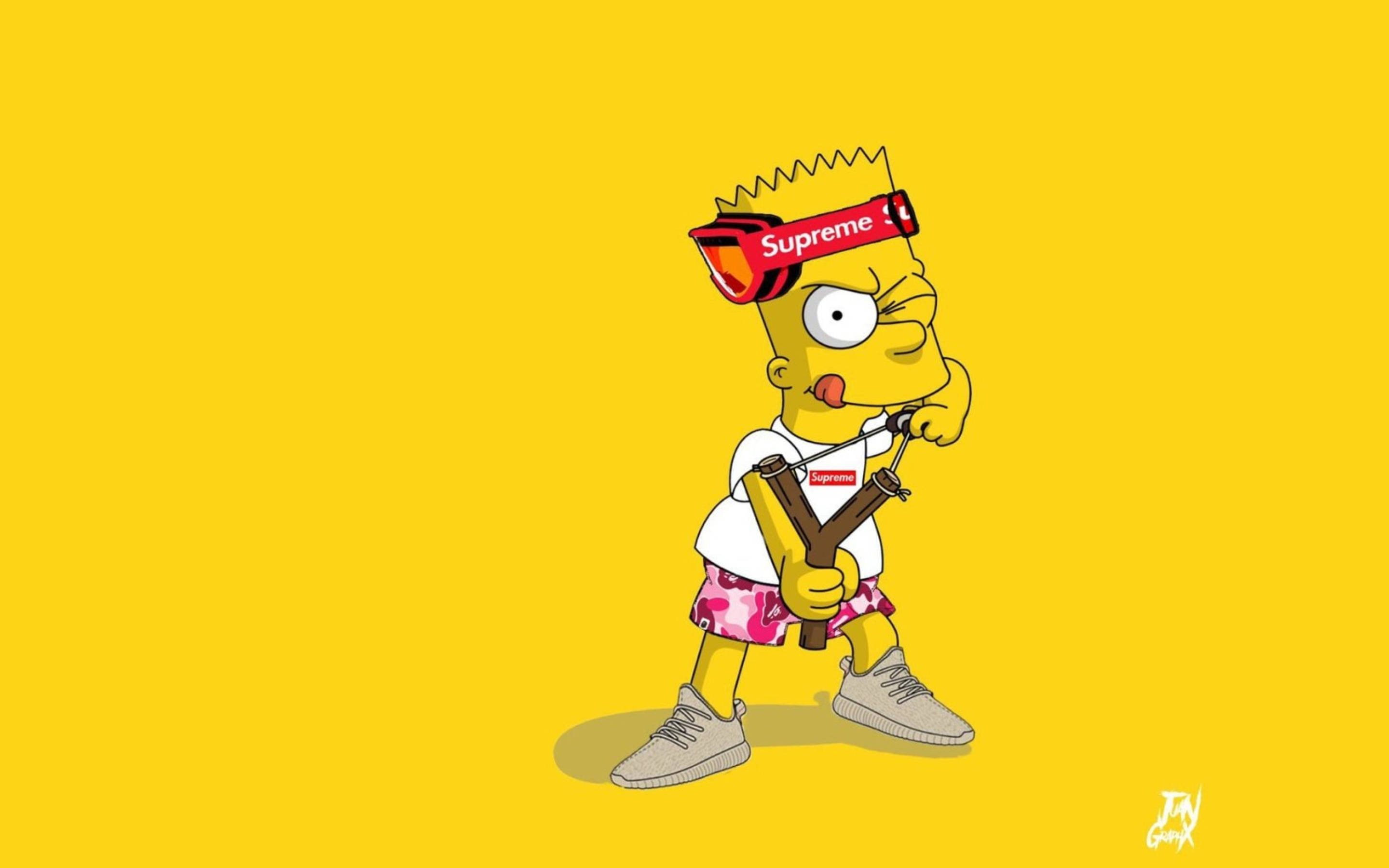 Dope Supreme 桌布 壁紙 — Bart Simpson 戴著 Supreme 帽子和 Yeezy 運動鞋，拿著彈弓在純黃色背景前擺姿勢。