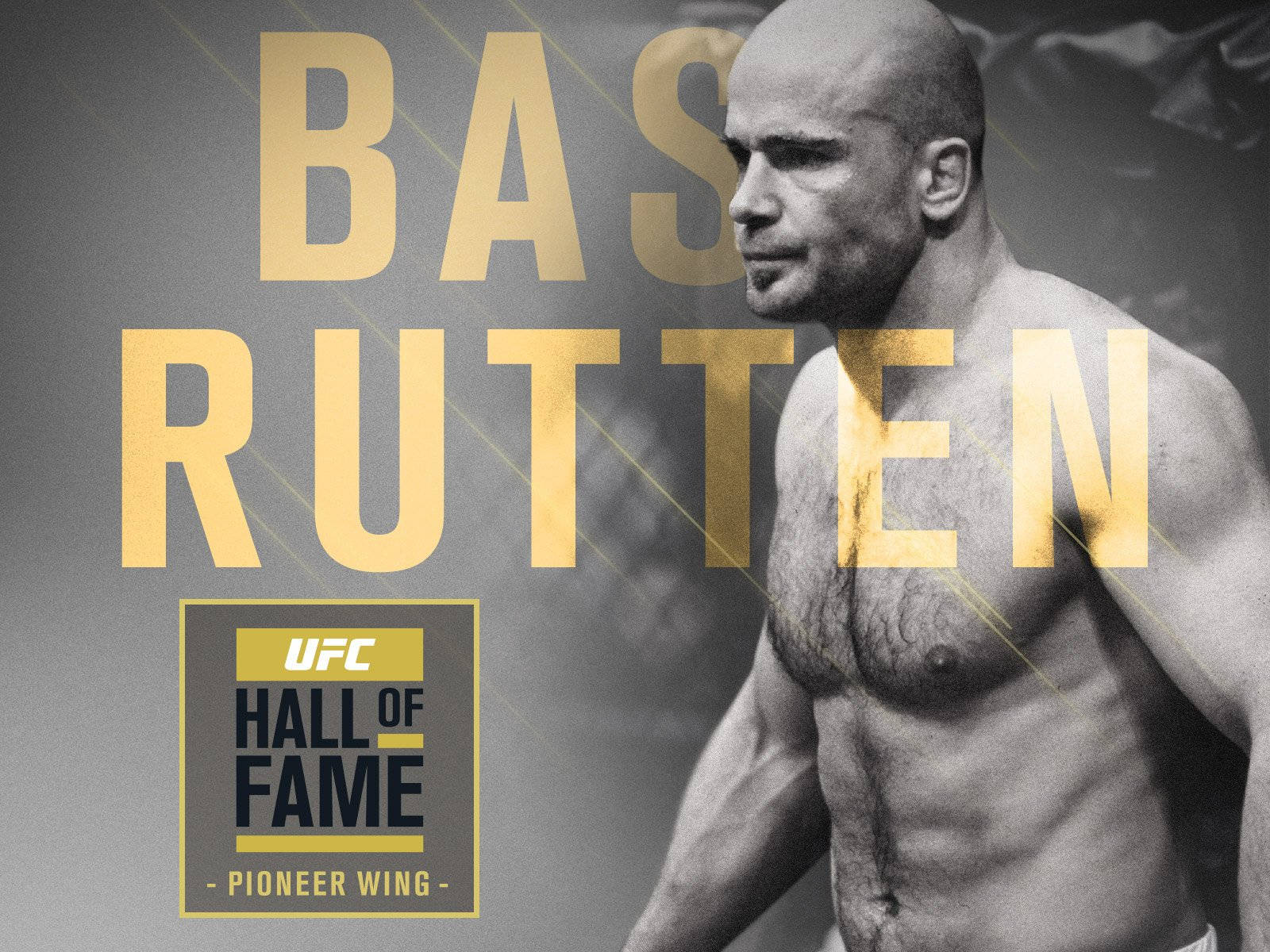 桌布 壁紙 — BAS RUTTEN 在黑白肖像中赤裸上身，並以粗體金色文字宣佈他入選 UFC 名人堂先鋒翼。