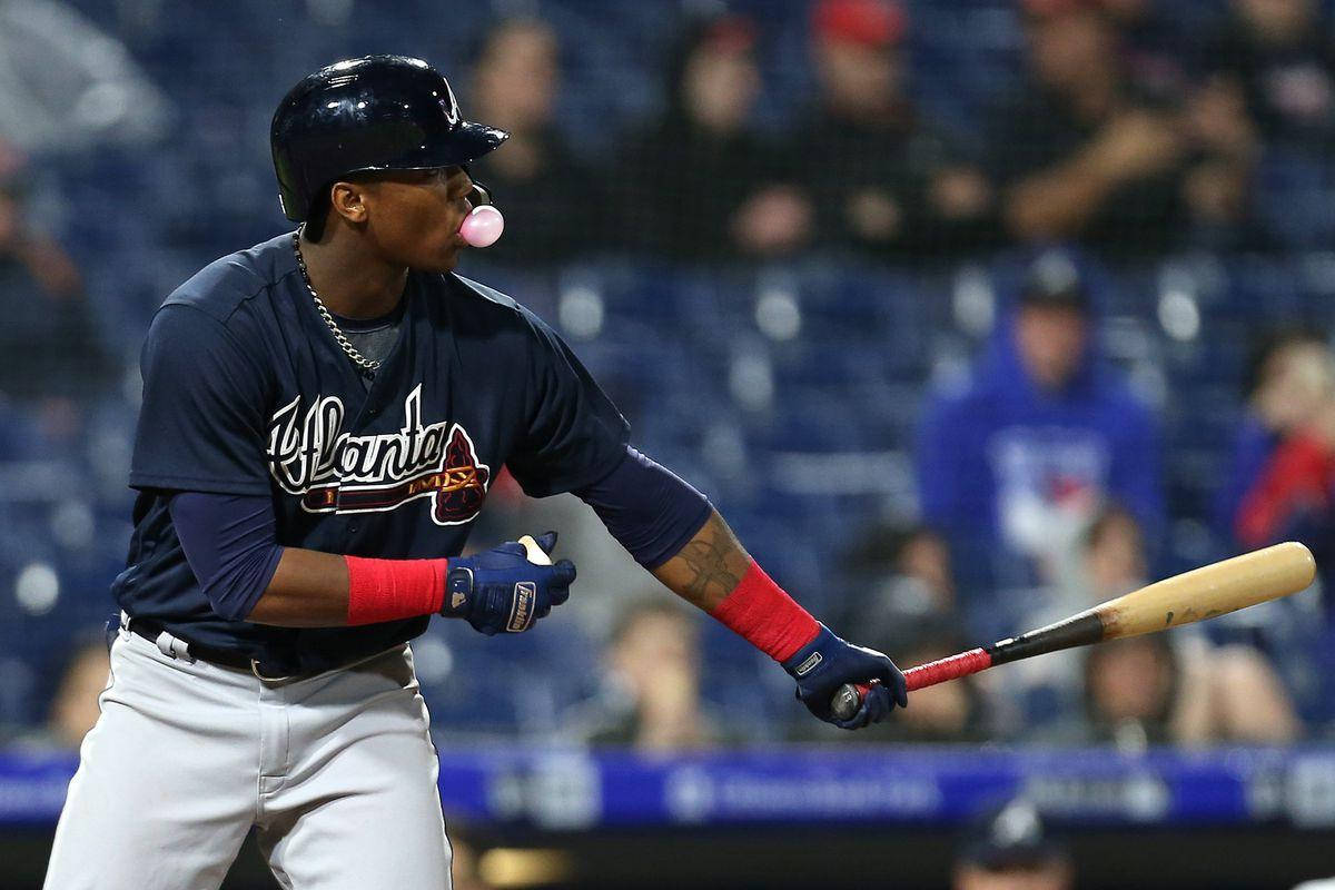 棒球運動員在夜間球場吹粉紅色泡泡糖泡泡。 — MLB 壁紙
