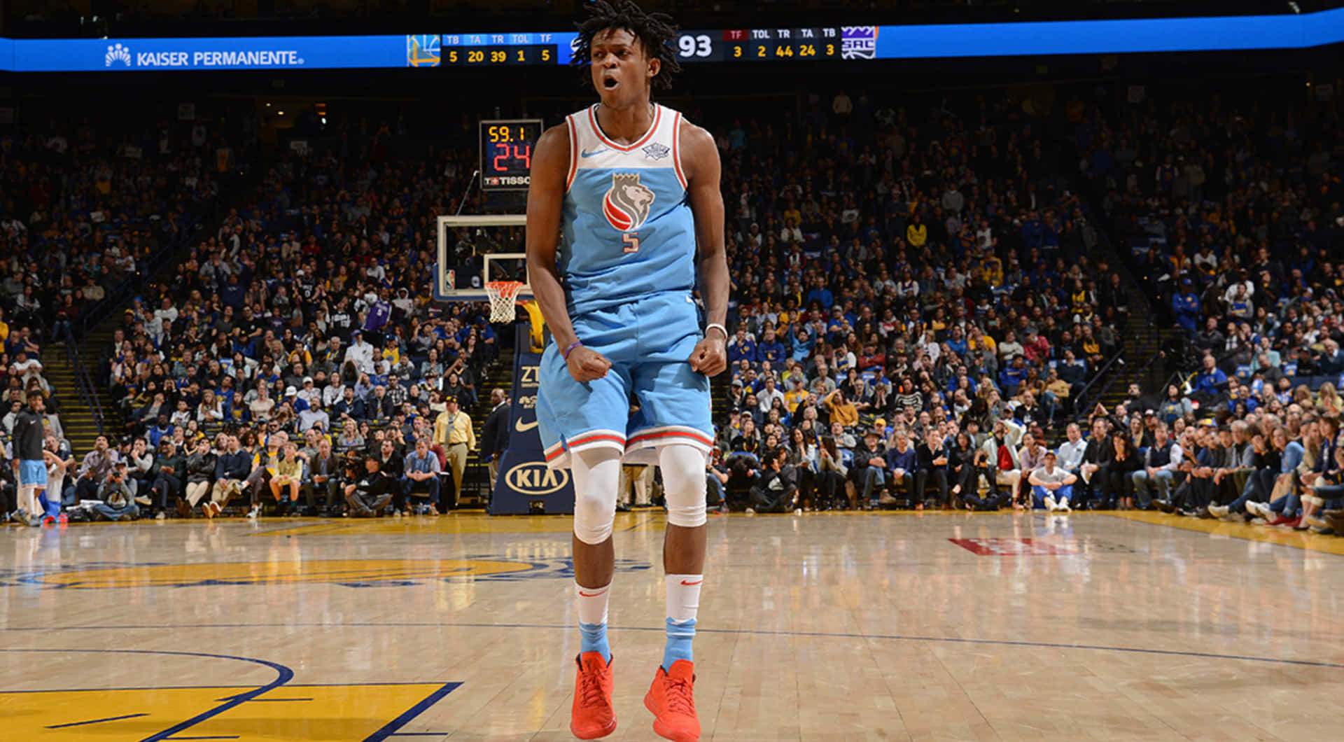 籃球運動員在現場比賽中於球場上慶祝，觀眾歡呼。 — NBA 壁紙