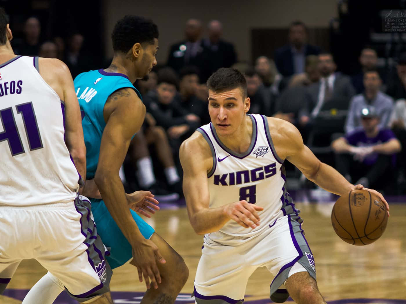 籃球運動員在比賽中運球，防守球員在附近。 — NBA 壁紙