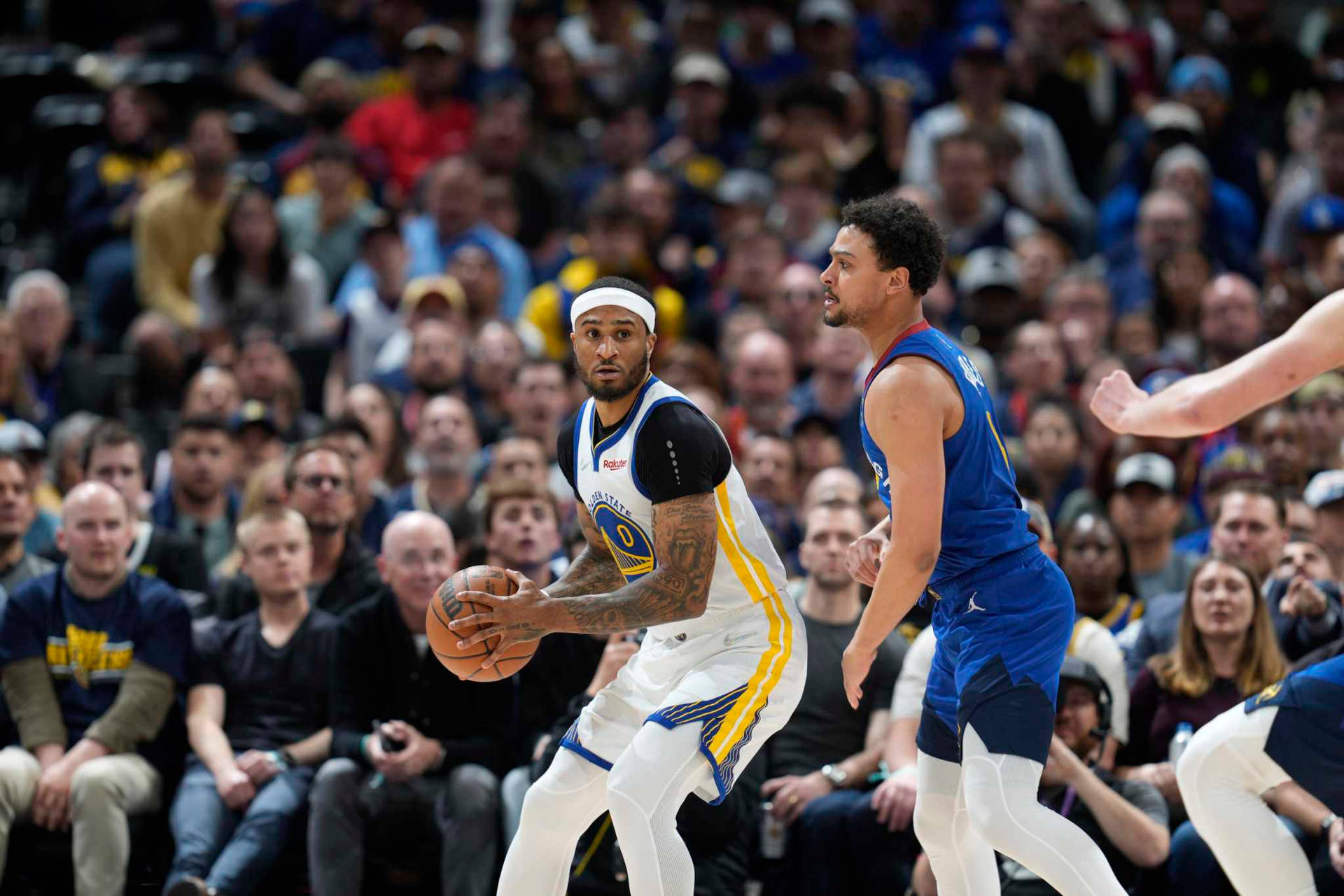 籃球運動員在擠滿觀眾的場館中運球時被防守。 — NBA 壁紙