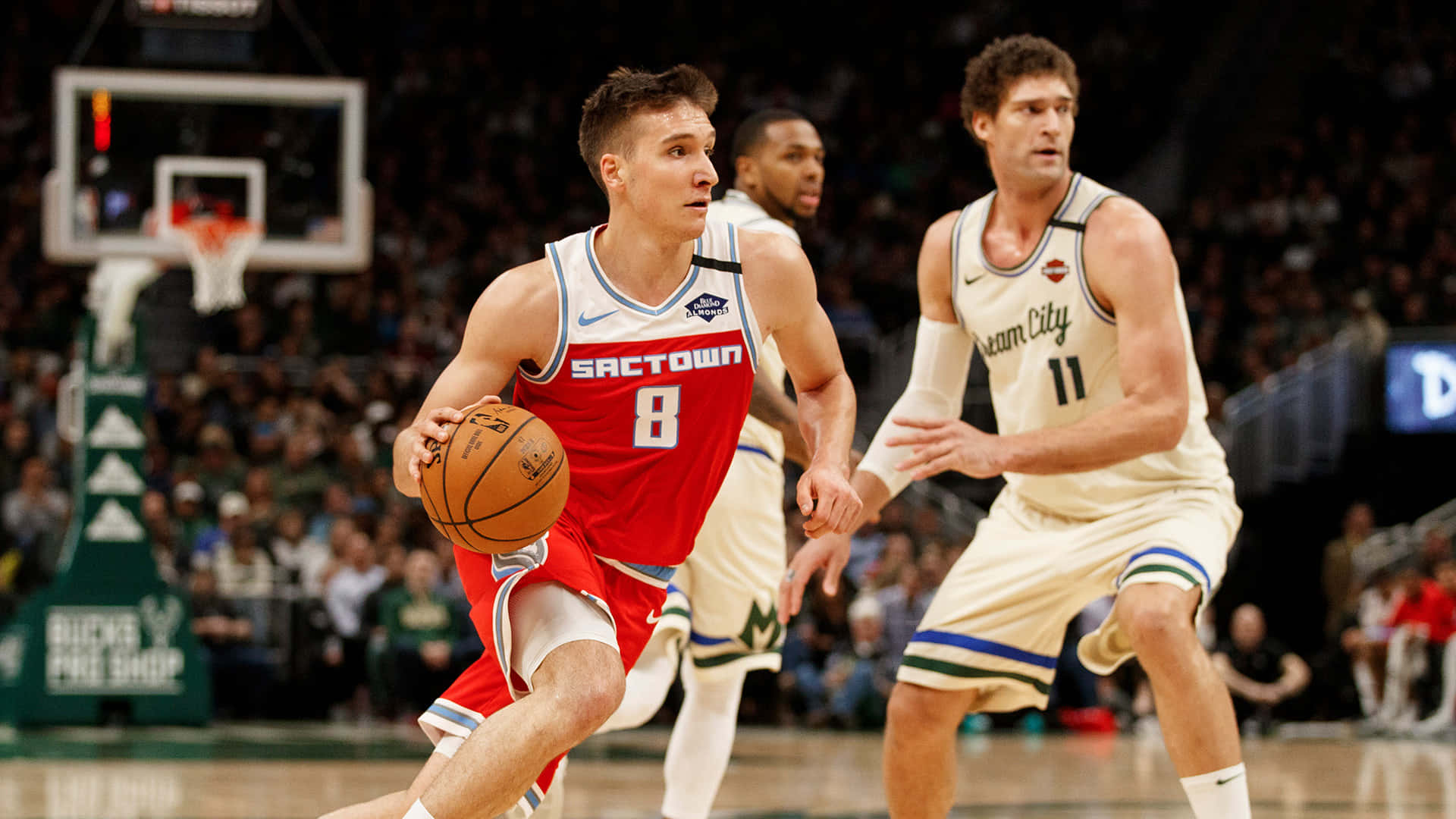 籃球運動員在比賽中運球，附近有防守球員。 — NBA 壁紙