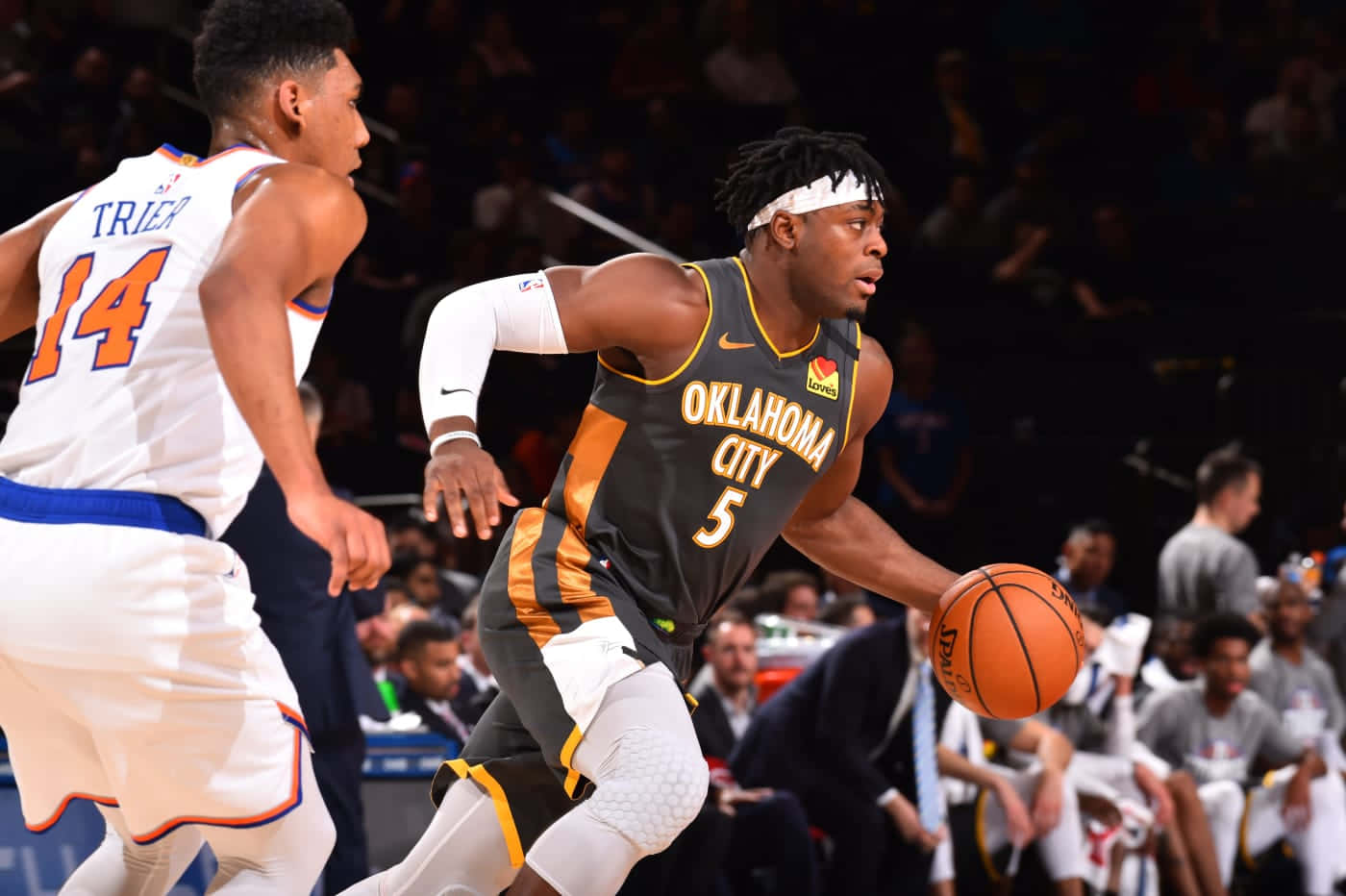 籃球運動員在比賽中運球，附近有防守球員。 — NBA 壁紙