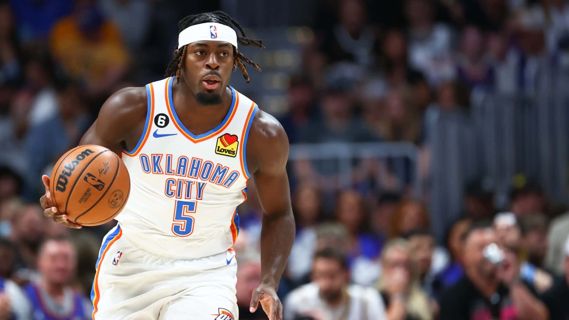 籃球運動員在人群前比賽中運球。 — NBA 壁紙