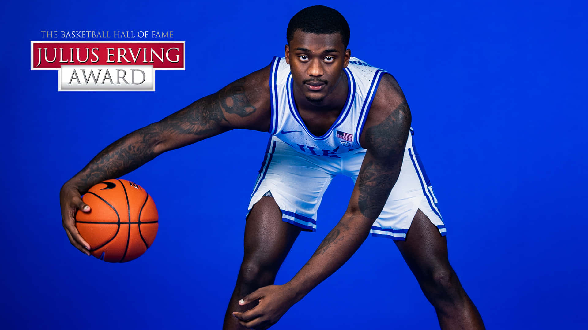 身穿白色球衣的籃球運動員在藍色背景上運球，並有 Julius Erving Award 文字。 — NBA 壁紙