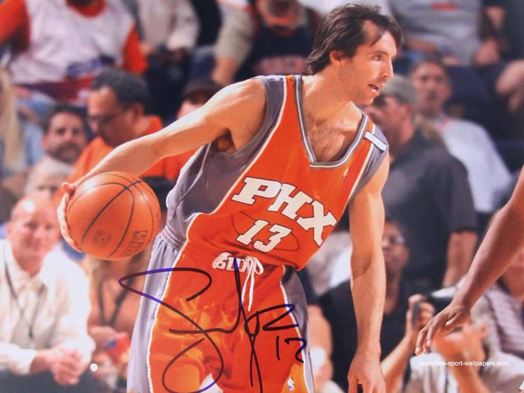 身穿橙色球衣的籃球運動員在比賽中運球，身後有觀眾。 — NBA 壁紙