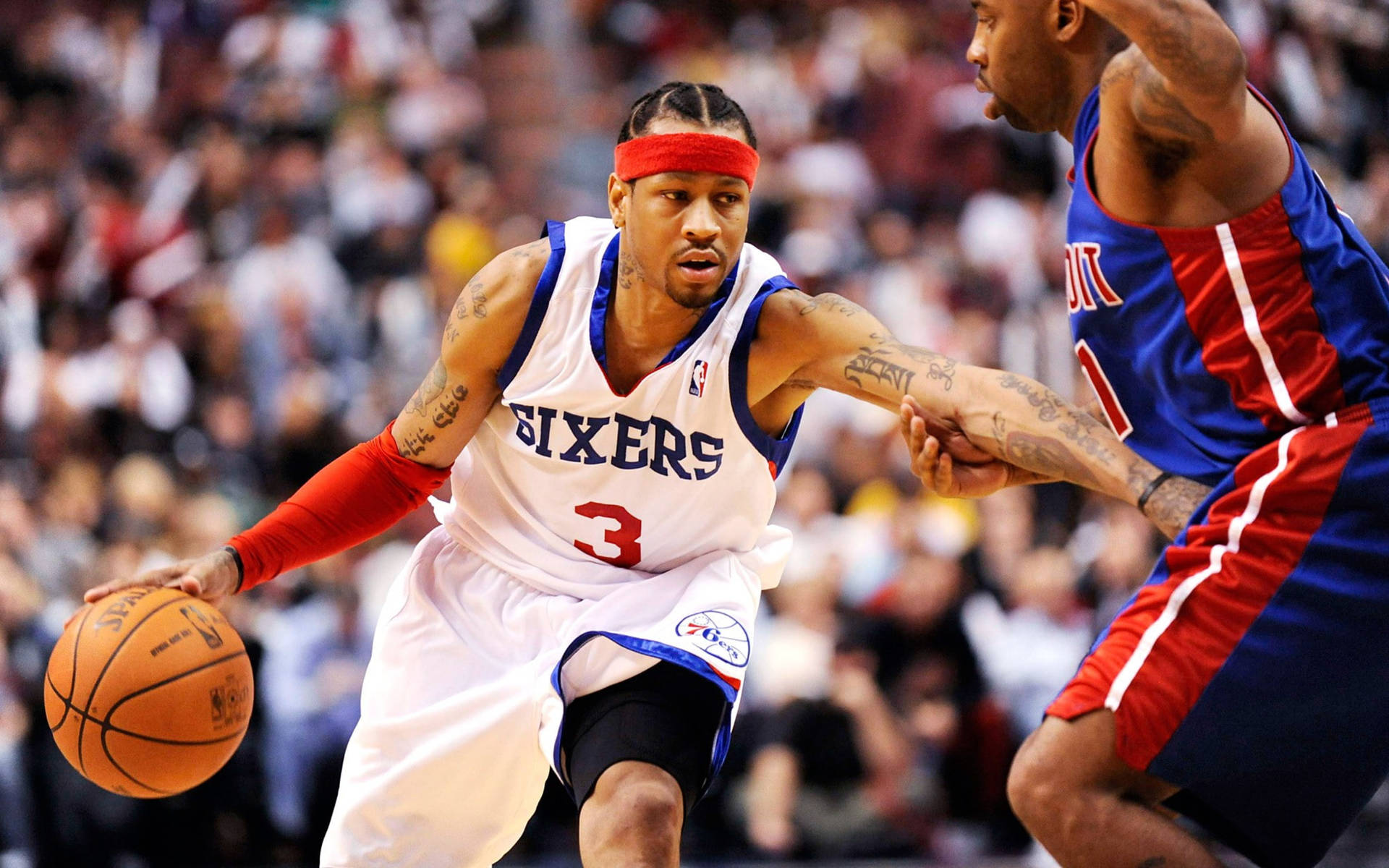 職業籃球運動員在比賽中運球，附近有防守球員。 — NBA 壁紙