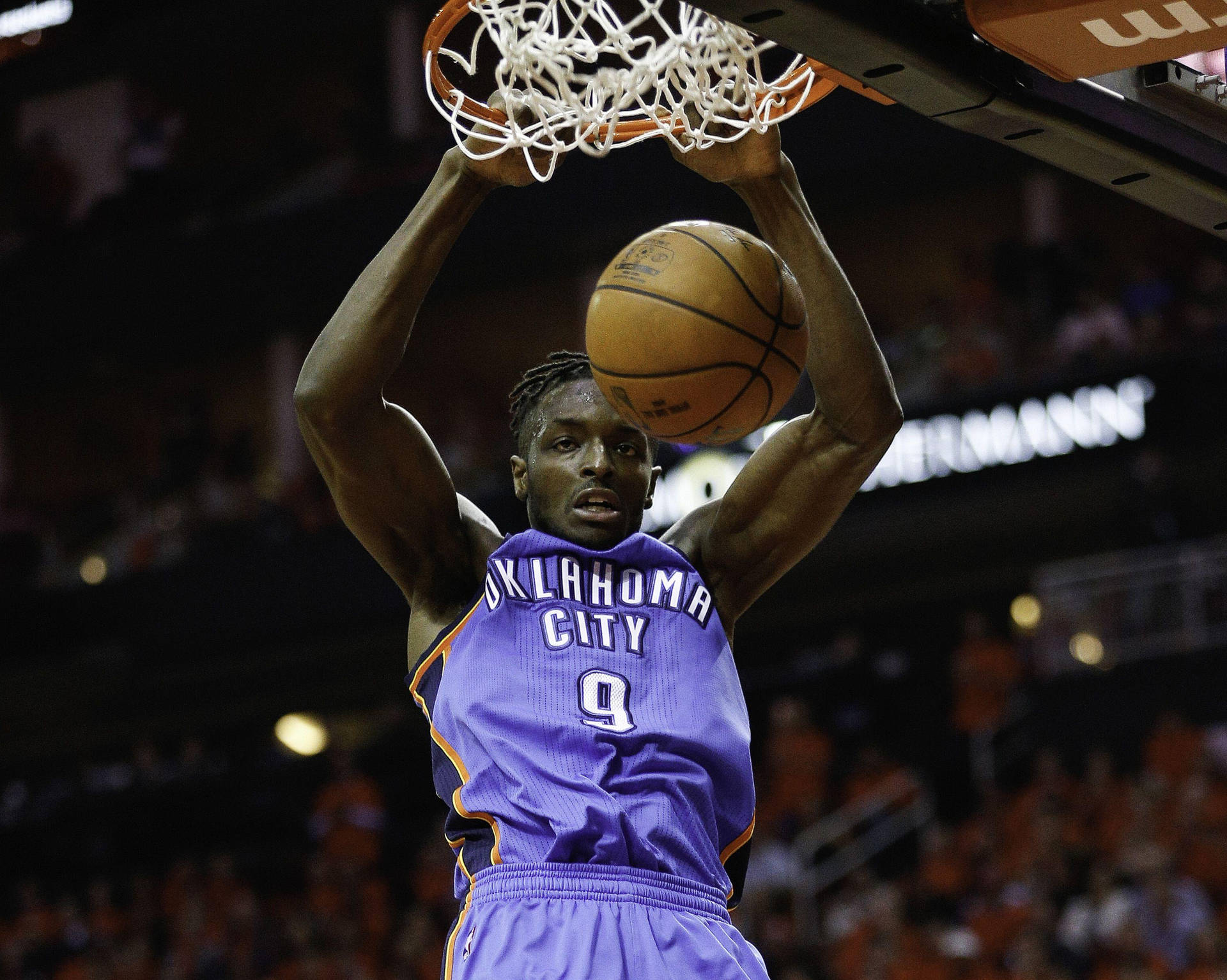 紫色球衣籃球運動員在場館灌籃 — NBA 壁紙