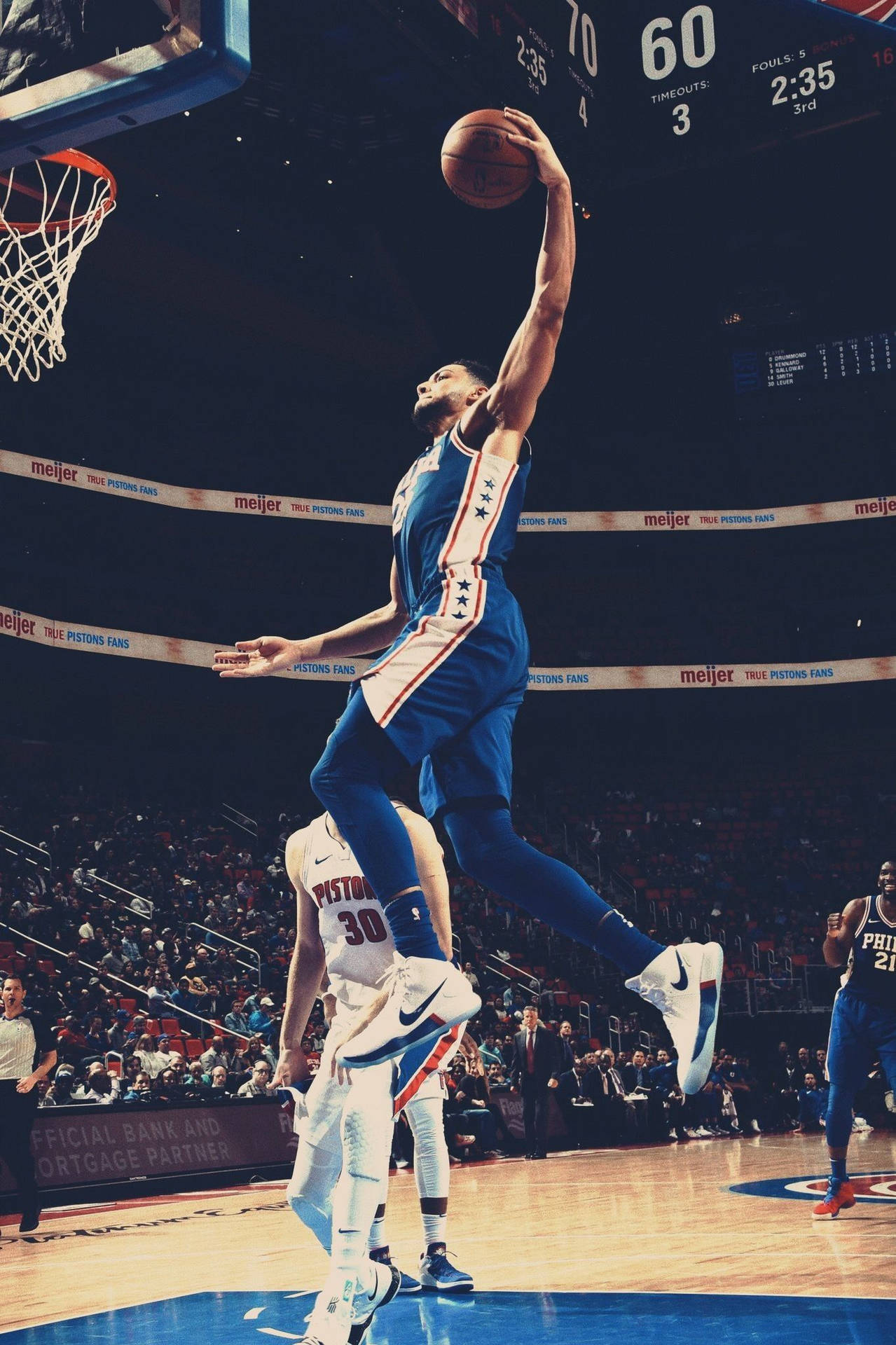 職業籃球運動員在空中越過防守球員灌籃。 — NBA 壁紙