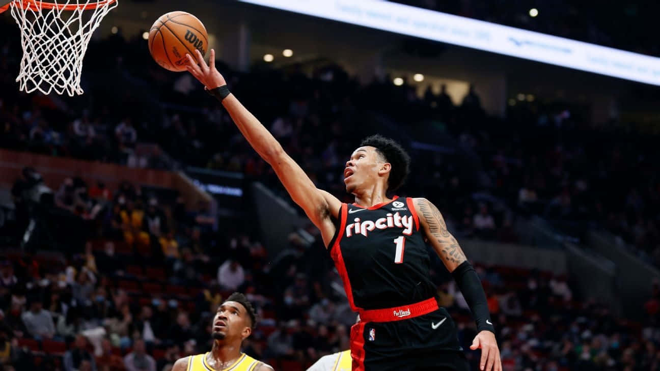 籃球運動員在擠滿觀眾的場館中灌籃。 — NBA 壁紙