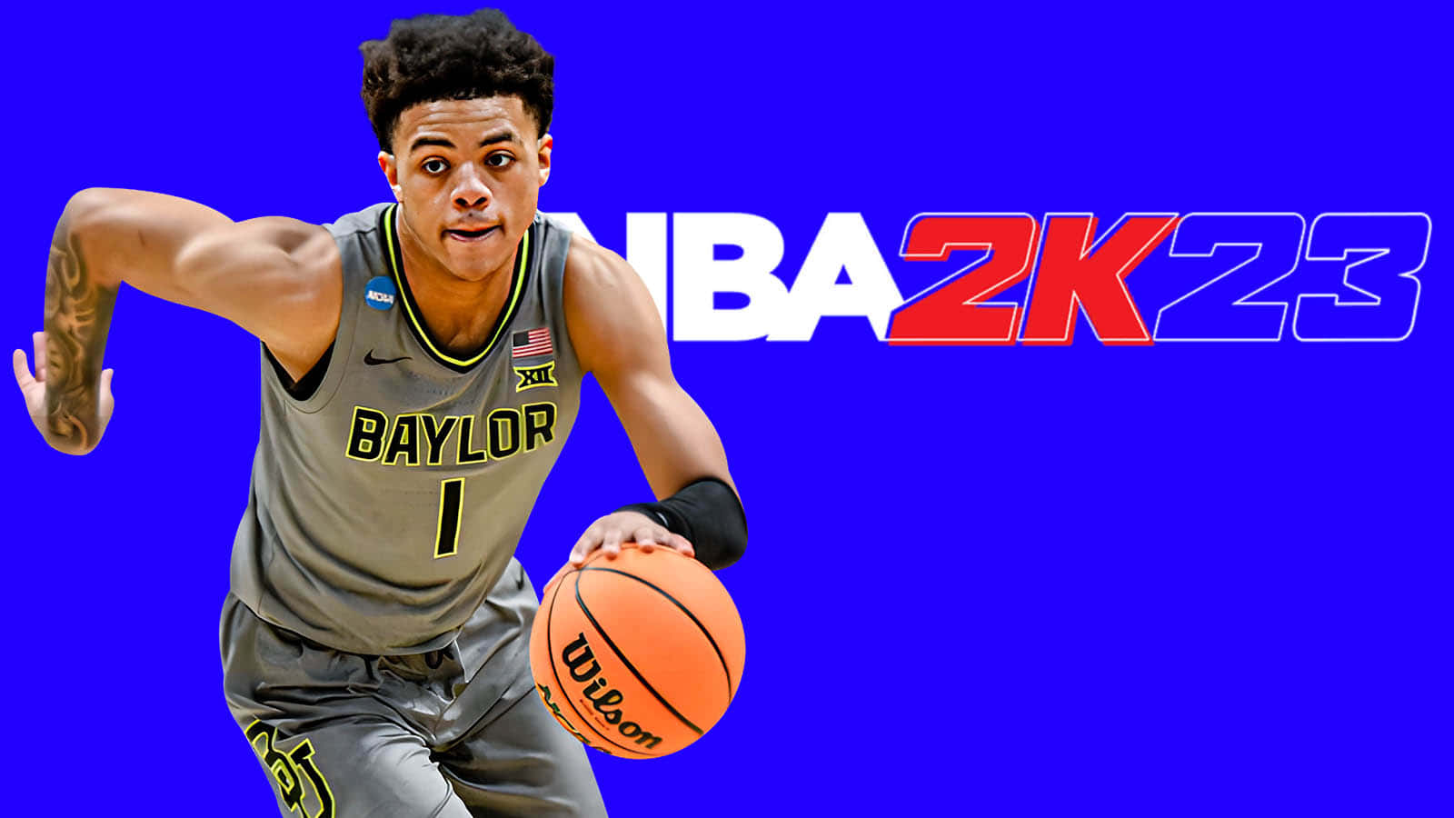  壁紙 — 一名身穿灰色Baylor球衣的籃球運動員在帶有NBA 2K23標誌的鮮豔藍色背景前運球Wilson籃球。