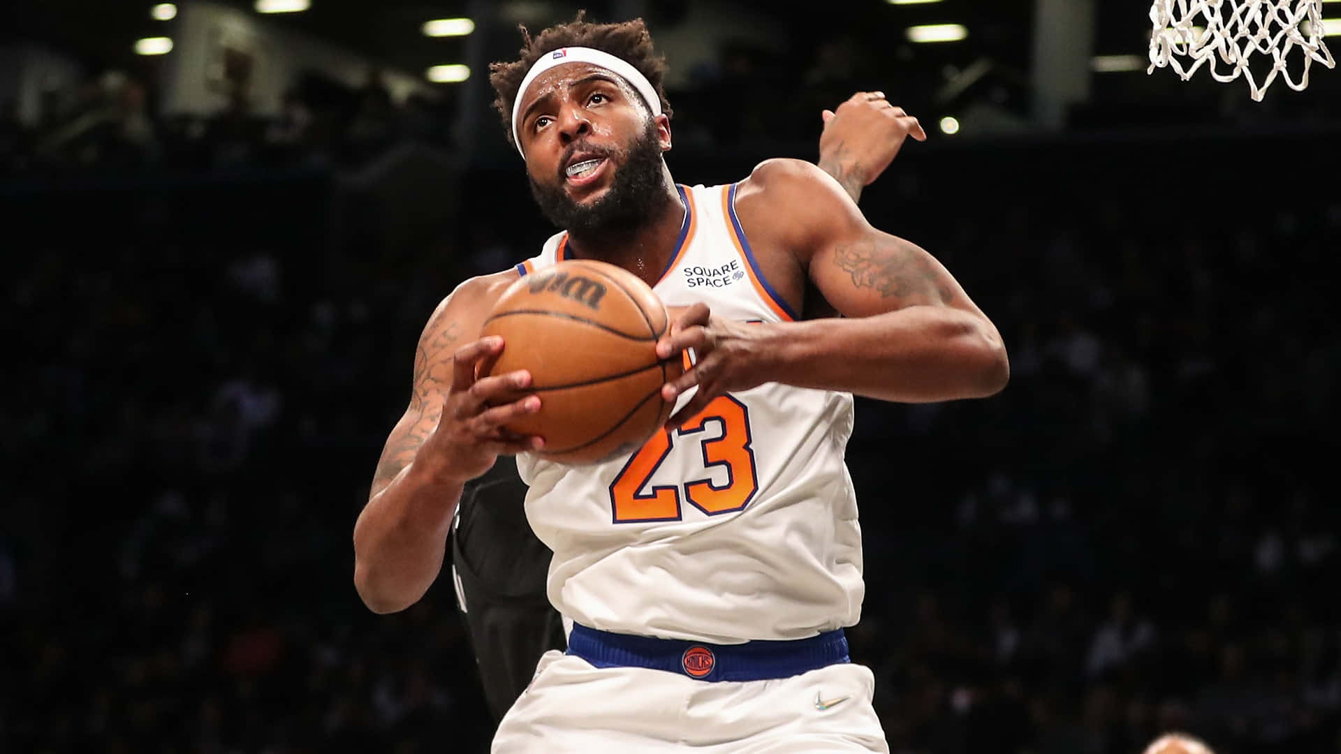 職業籃球運動員在比賽中向籃框運球。 — NBA 壁紙