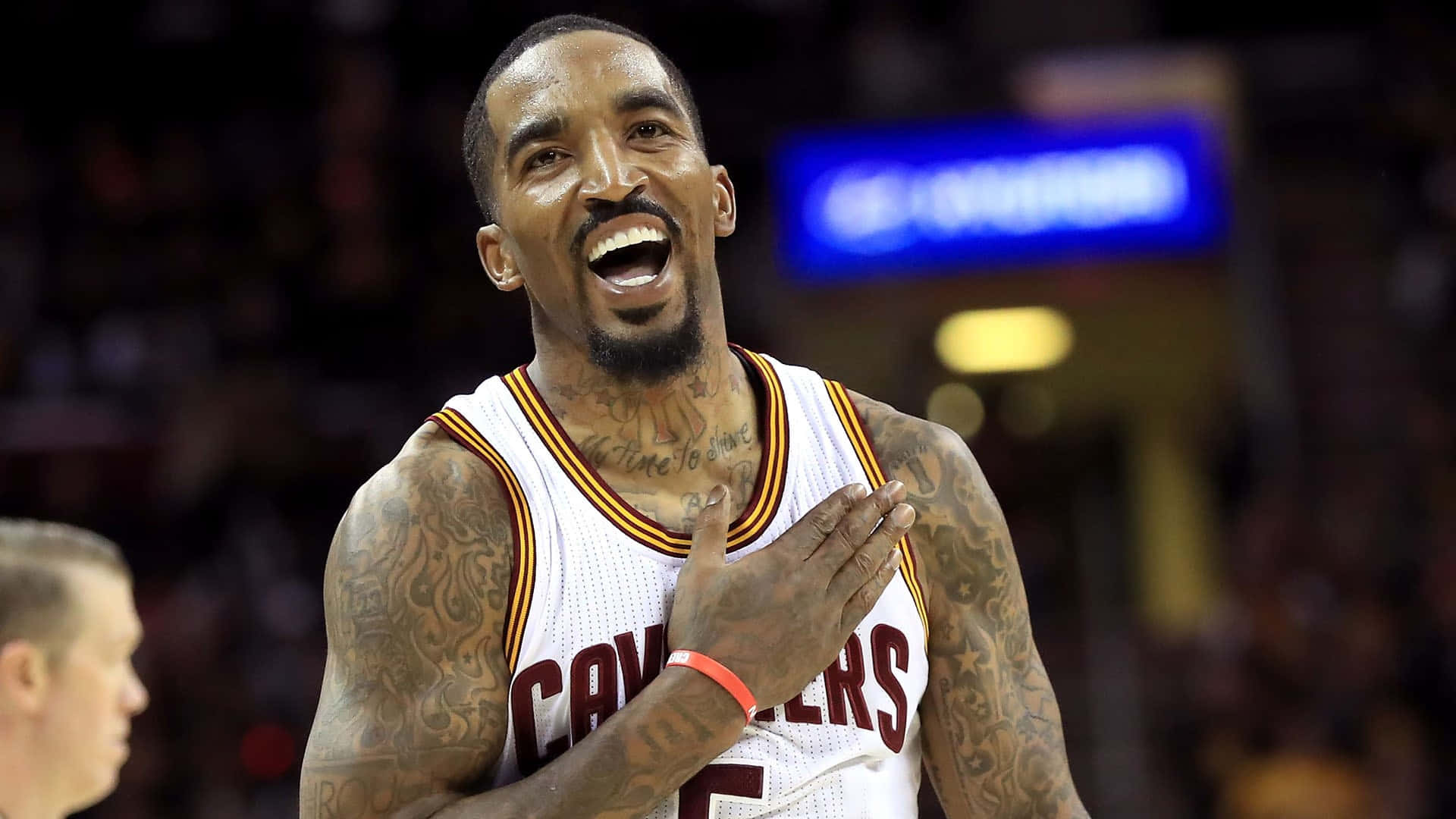 籃球運動員在比賽中穿著騎士隊球衣大笑。 — NBA 壁紙