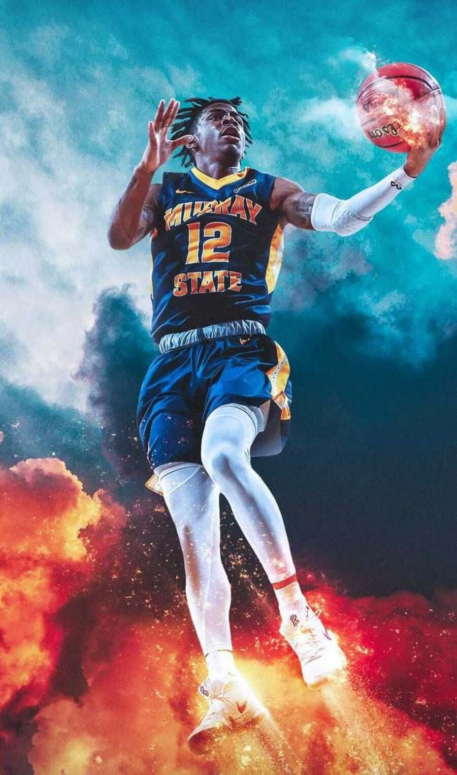  壁紙 — 一名身穿 Murray State 球衣的籃球運動員在熾熱爆炸背景和發光雲層襯托下動態躍起。