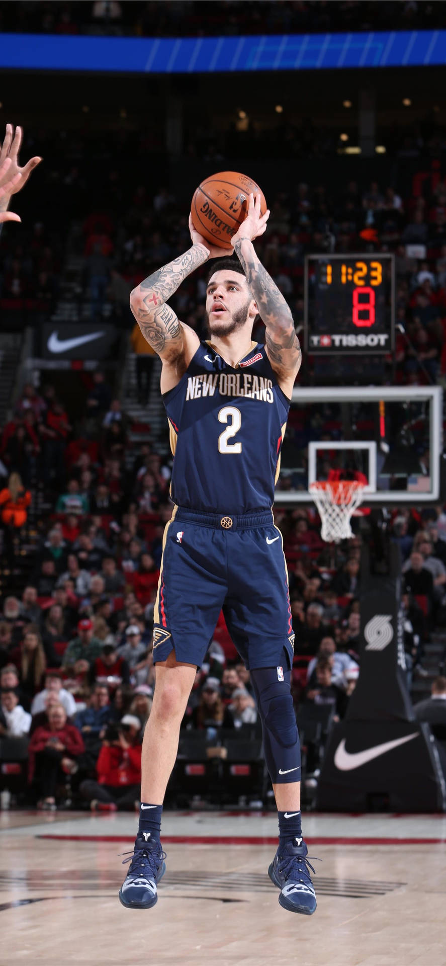 籃球運動員在比賽中投出跳投。 — NBA 壁紙