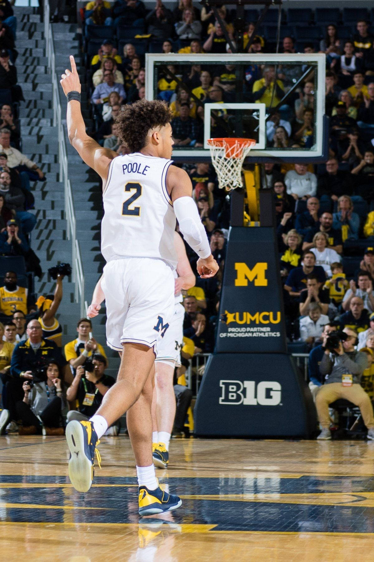 背號二的籃球運動員在歡呼的球迷面前慶祝灌籃。 — NBA 壁紙