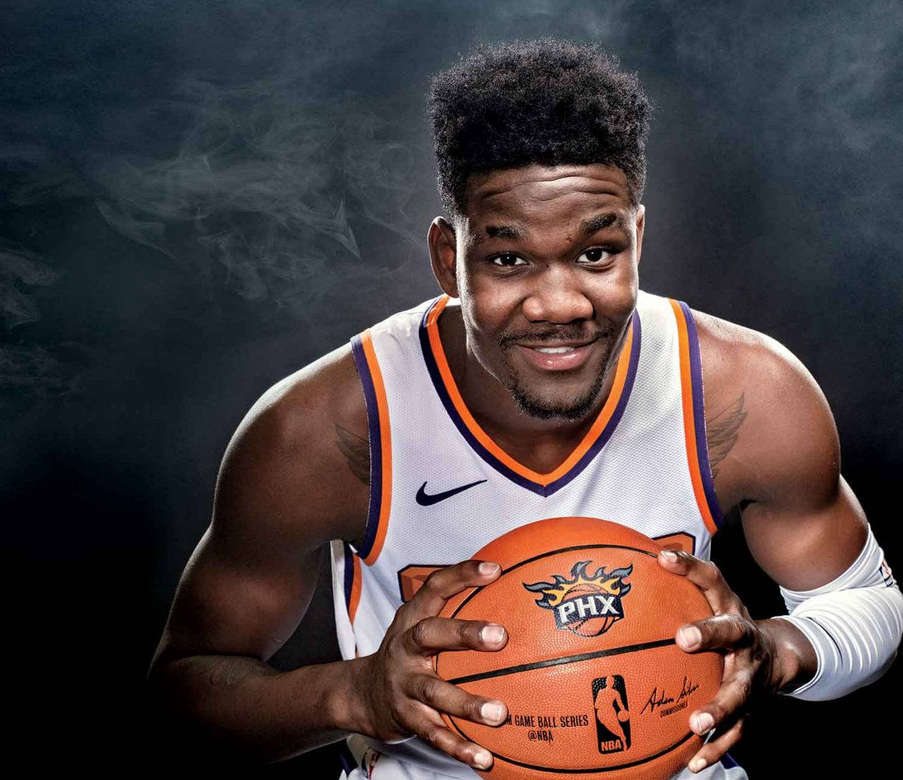 職業籃球運動員在攝影棚中手持比賽用球，帶有煙霧效果。 — NBA 壁紙
