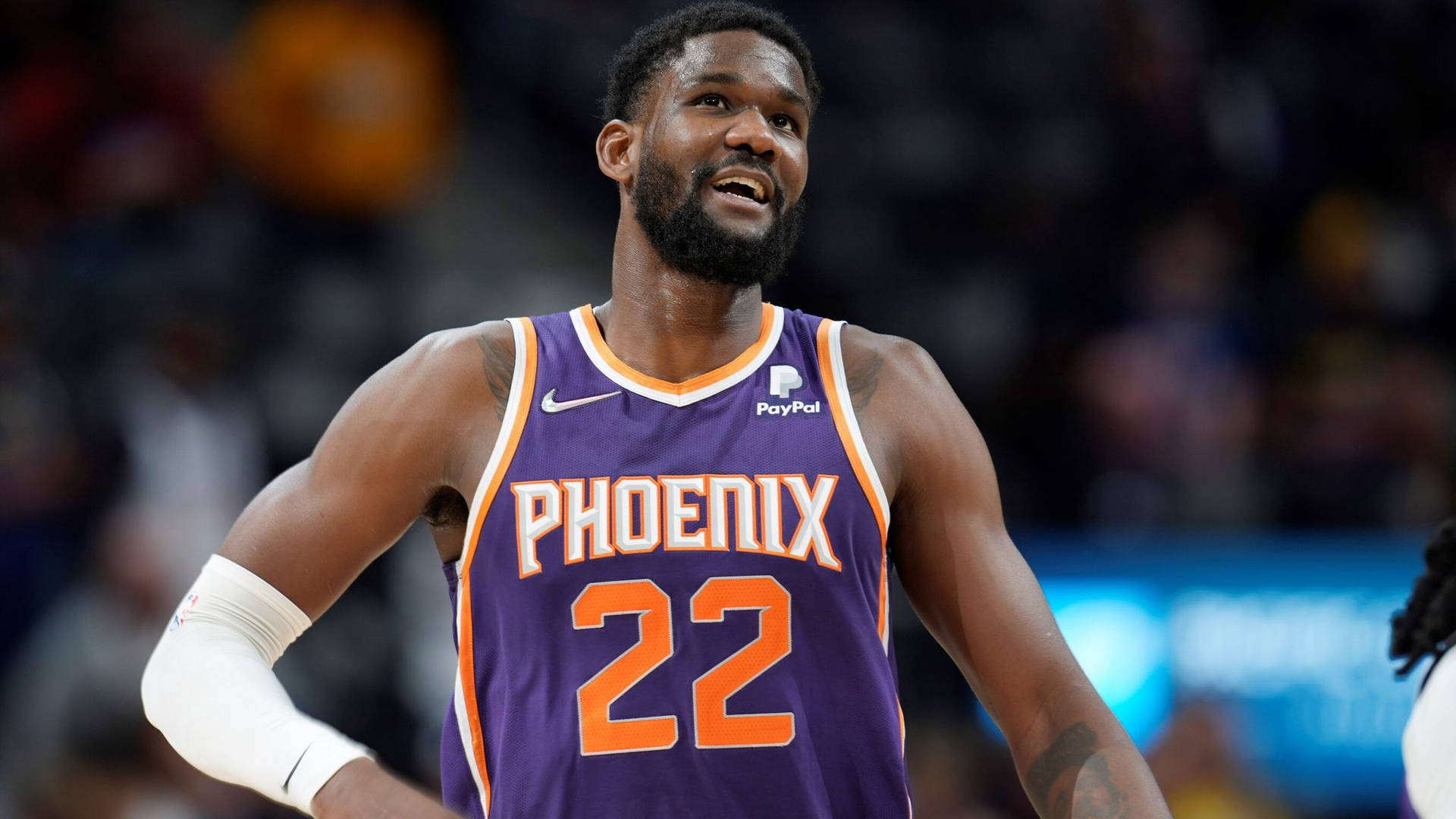 比賽中身穿鳳凰城太陽隊22號球衣的籃球運動員。 — NBA 壁紙
