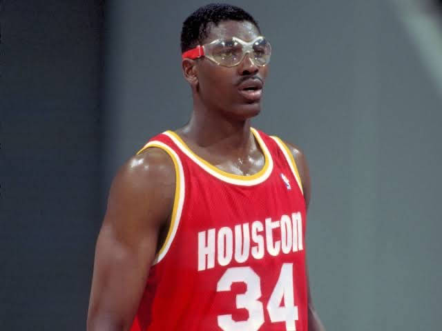 比賽中身穿紅色休士頓球衣和護目鏡的籃球運動員。 — NBA 壁紙