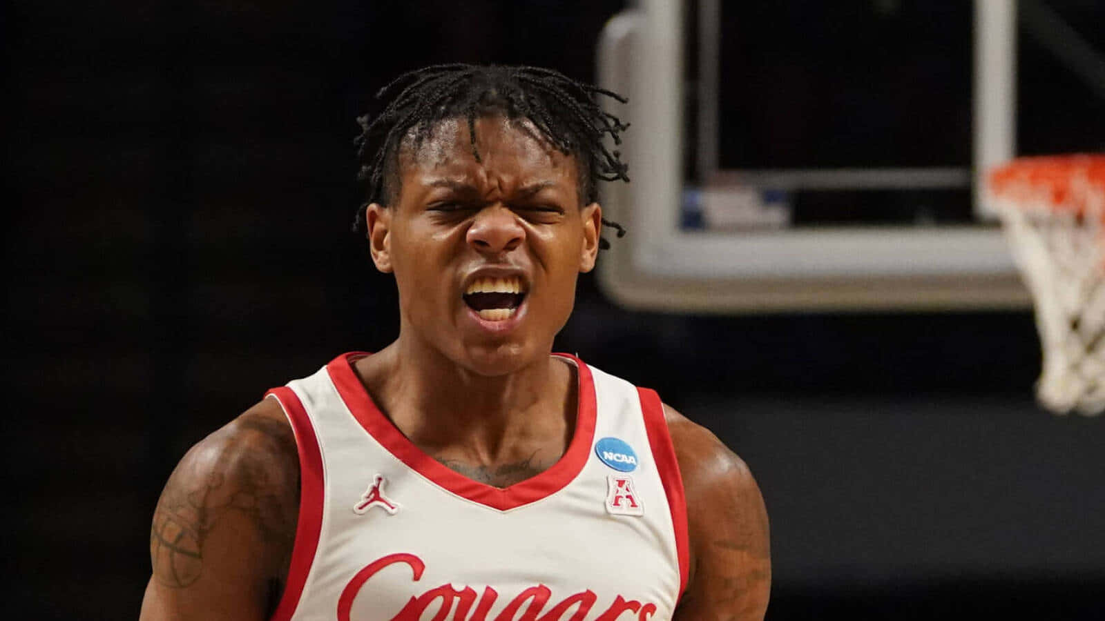 籃球運動員在比賽中穿著白色和紅色球衣大喊。 — NBA 壁紙