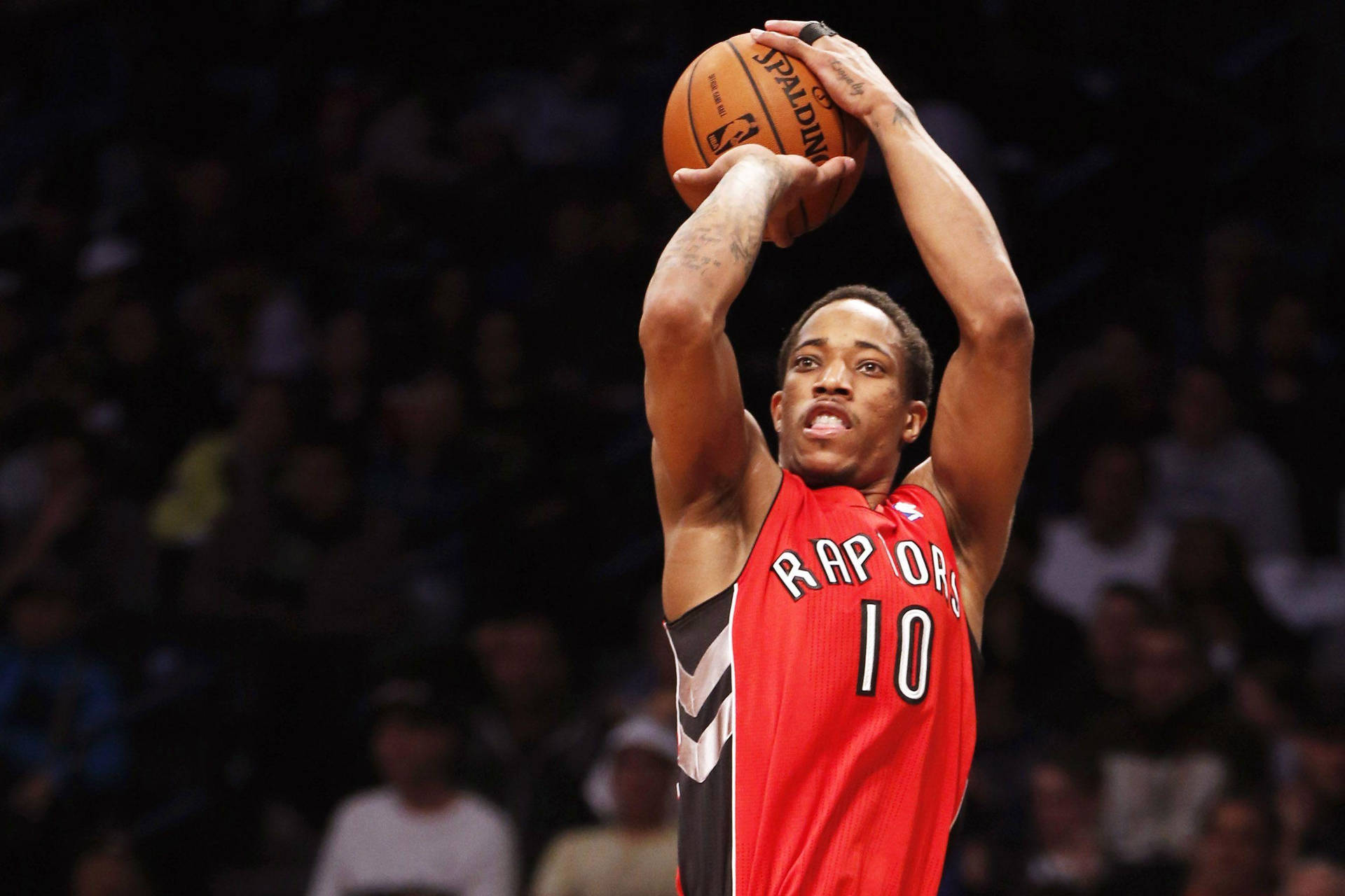 職業籃球運動員在擠滿觀眾的場館中罰球。 — NBA 壁紙