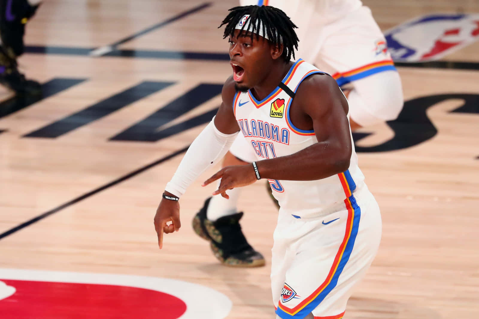 籃球運動員在比賽中在球場上大喊 — NBA 壁紙