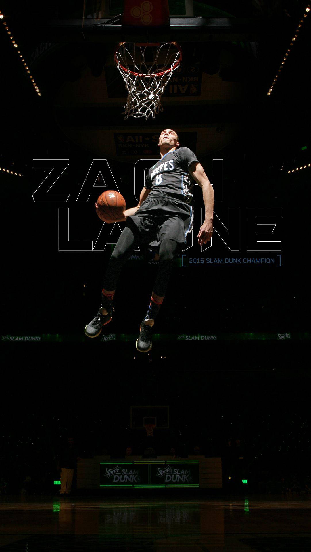 籃球運動員在昏暗的場館中執行灌籃。 — 酷 NBA 壁紙