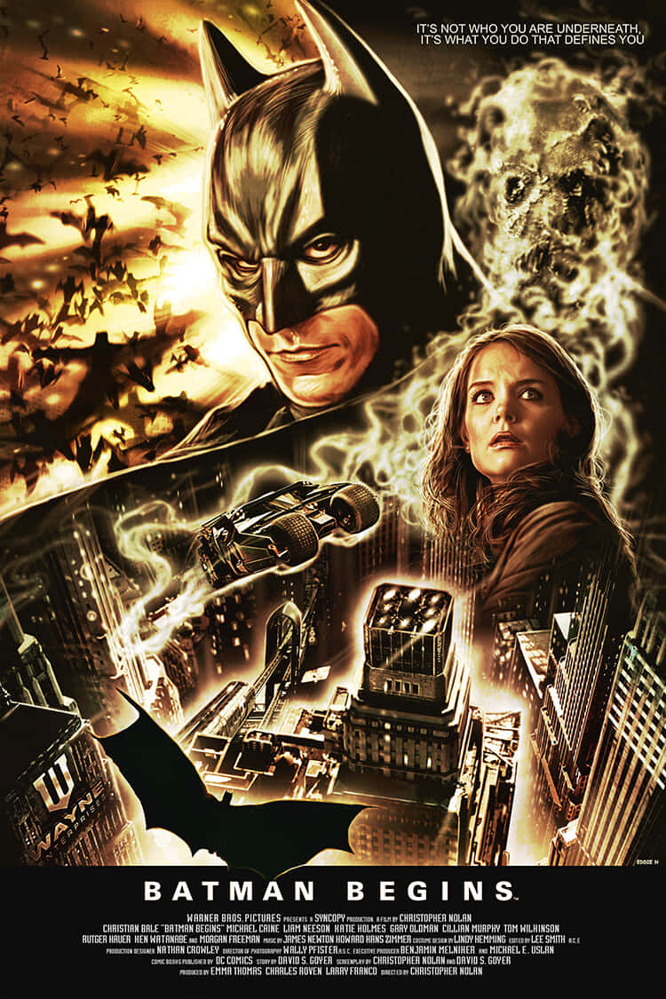 Batman Begins 桌布 壁紙 — 蝙蝠俠聳立在高譚市上空，蝙蝠成群飛舞，一個幽靈般的身影懸浮在他身後，一名女子敬畏地仰望。