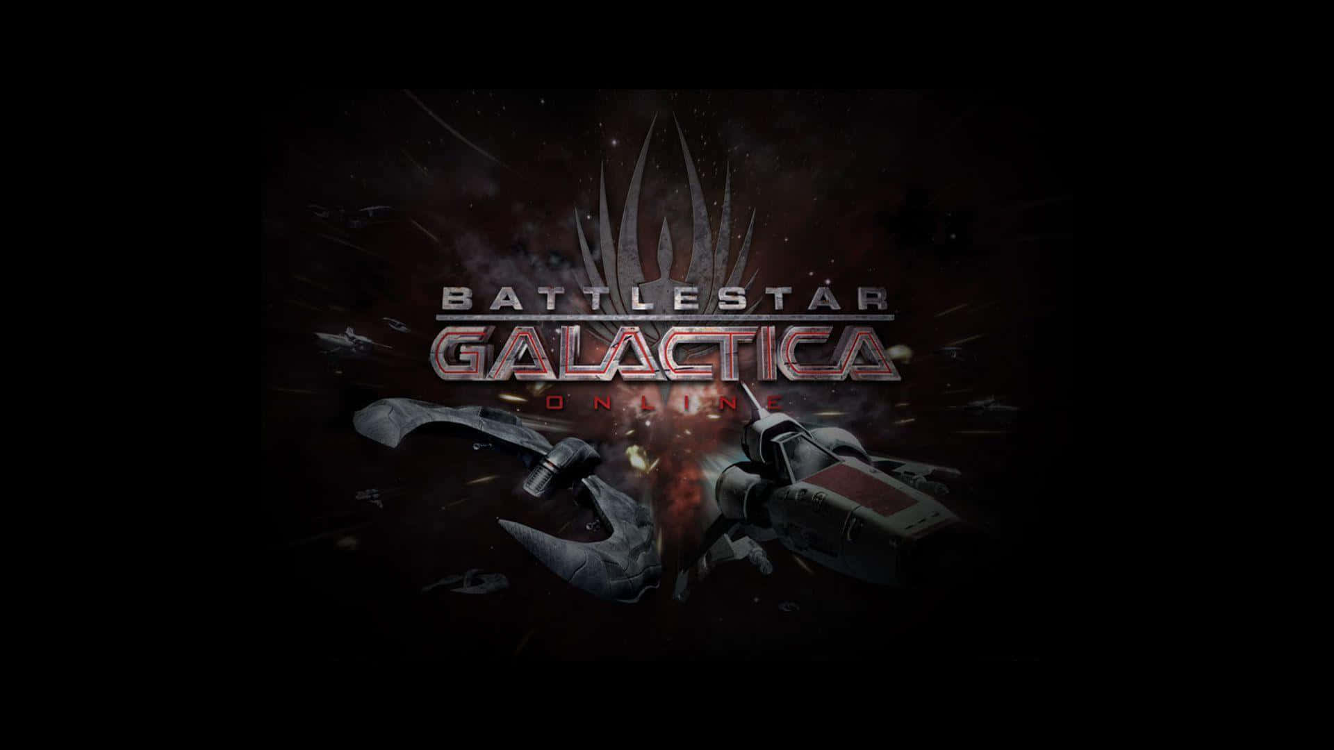 battlestar galactica 桌布 壁紙 — Battlestar Galactica Online 標誌在黑暗的宇宙背景下發出金屬光澤，太空船正在激烈的戰鬥中。