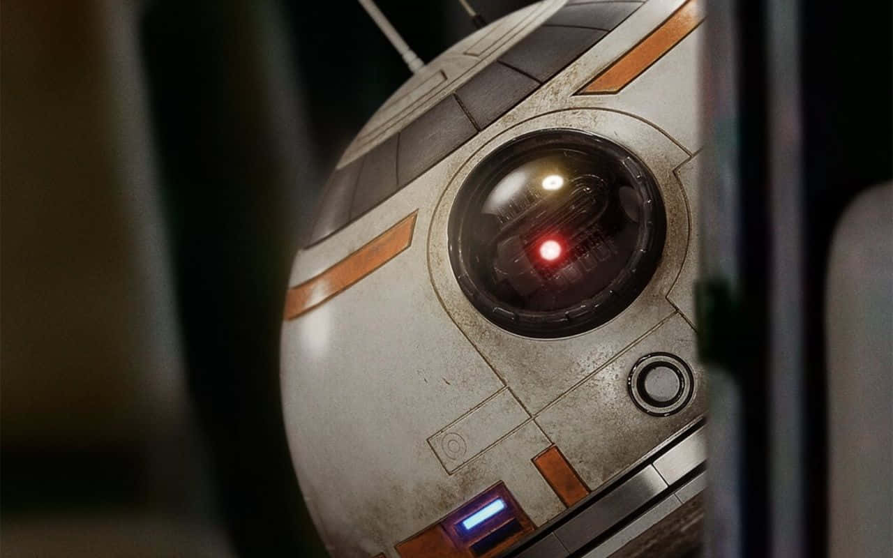 酷炫星際大戰 桌布 壁紙 — BB-8 機器人頭部特寫，在昏暗燈光下帶有發光的紅色眼睛和磨損的白色橙色面板。
