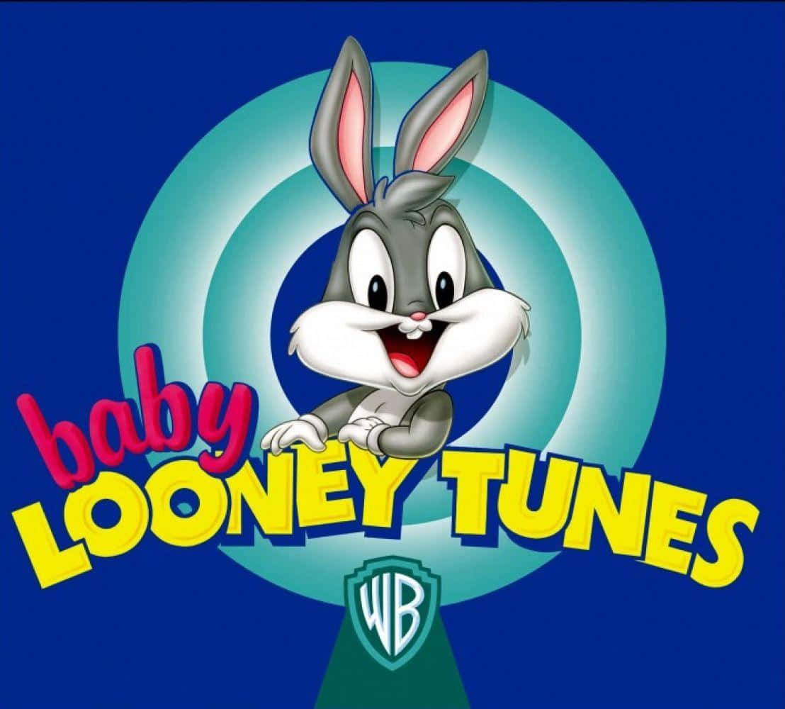 樂一通 桌布 壁紙 — BB Bugs Bunny 在藍色靶心背景上開心微笑，帶有 'Baby Looney Tunes' 文字和 Warner Bros 標誌。