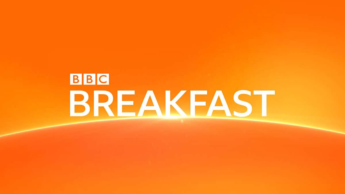 早餐 桌布 壁紙 — BBC Breakfast 標誌以粗體白色文字呈現，背景為充滿活力的橙色漸變日出。
