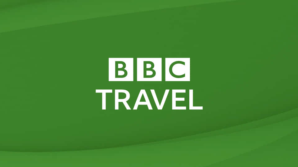 旅行 桌布 壁紙 — BBC Travel 標誌以白色文字居中顯示在帶有柔和曲線形狀的綠色漸變背景上。