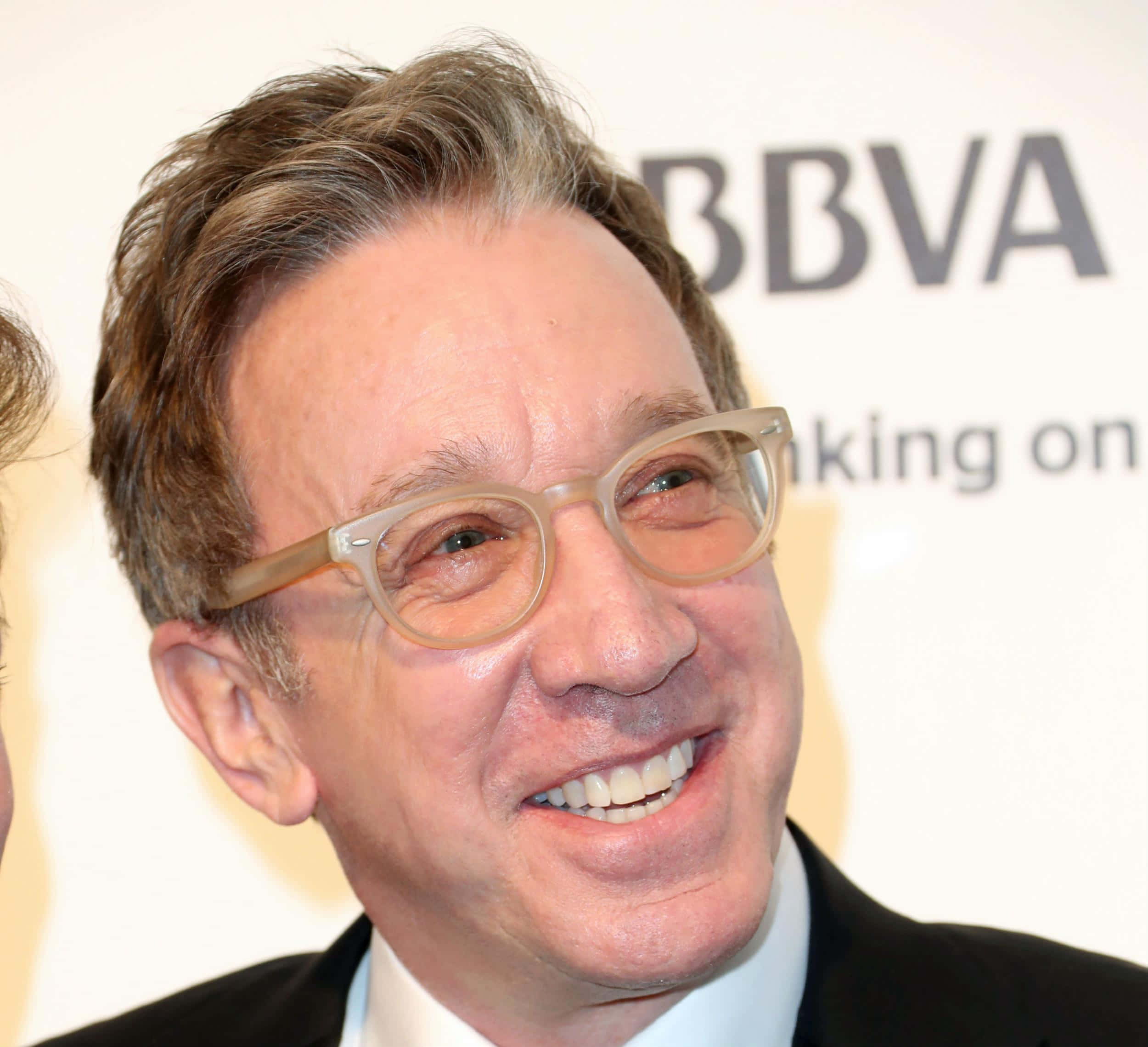 Tim Allen 桌布 壁紙 — BBVA活動中，一位戴眼鏡、灰白頭髮的微笑男士的近照。