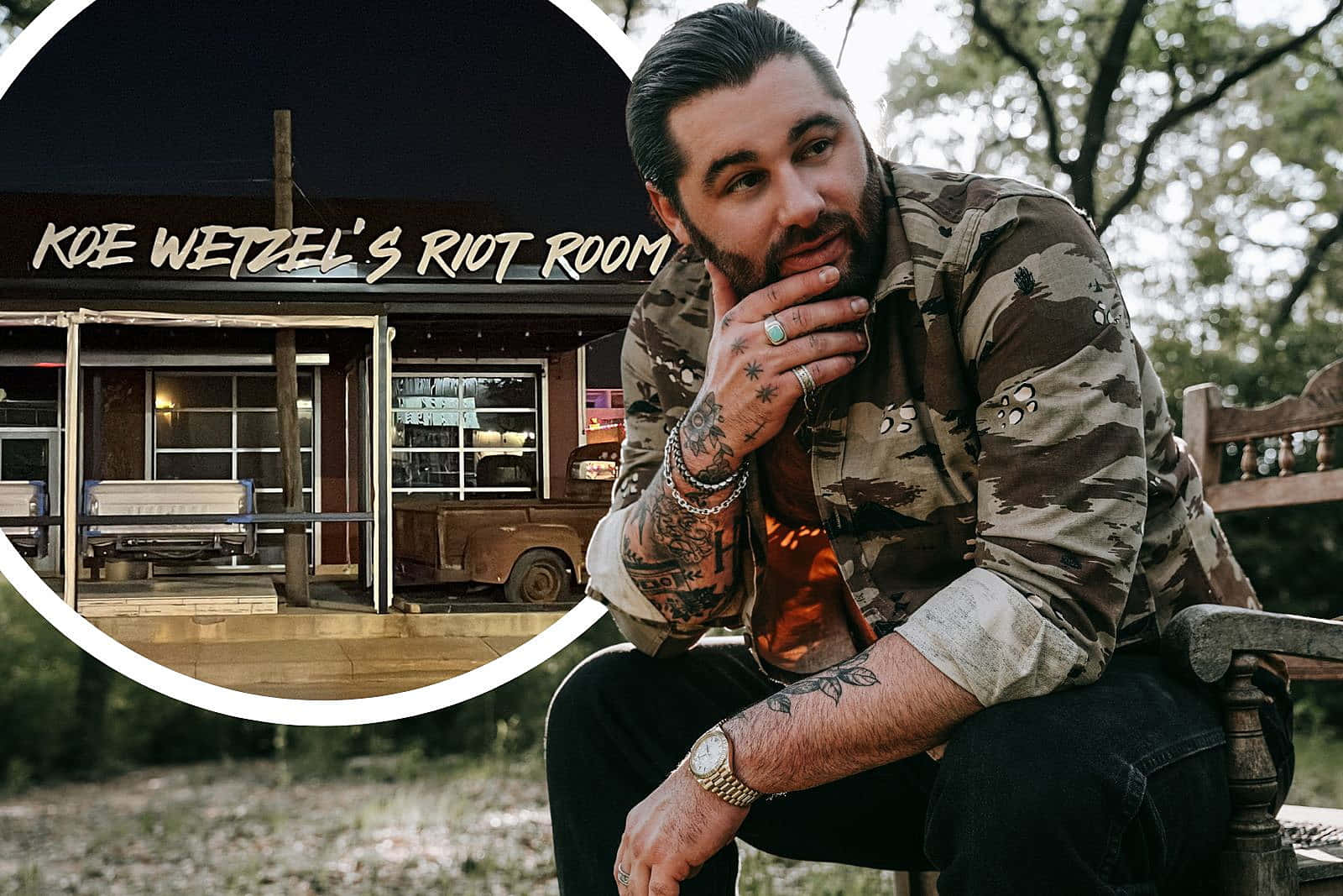  壁紙 — 一位留鬍子、有刺青的男士沉思地坐在名為 'Koe Wetzel's Riot Room' 的鄉村路邊酒吧外的木長椅上。