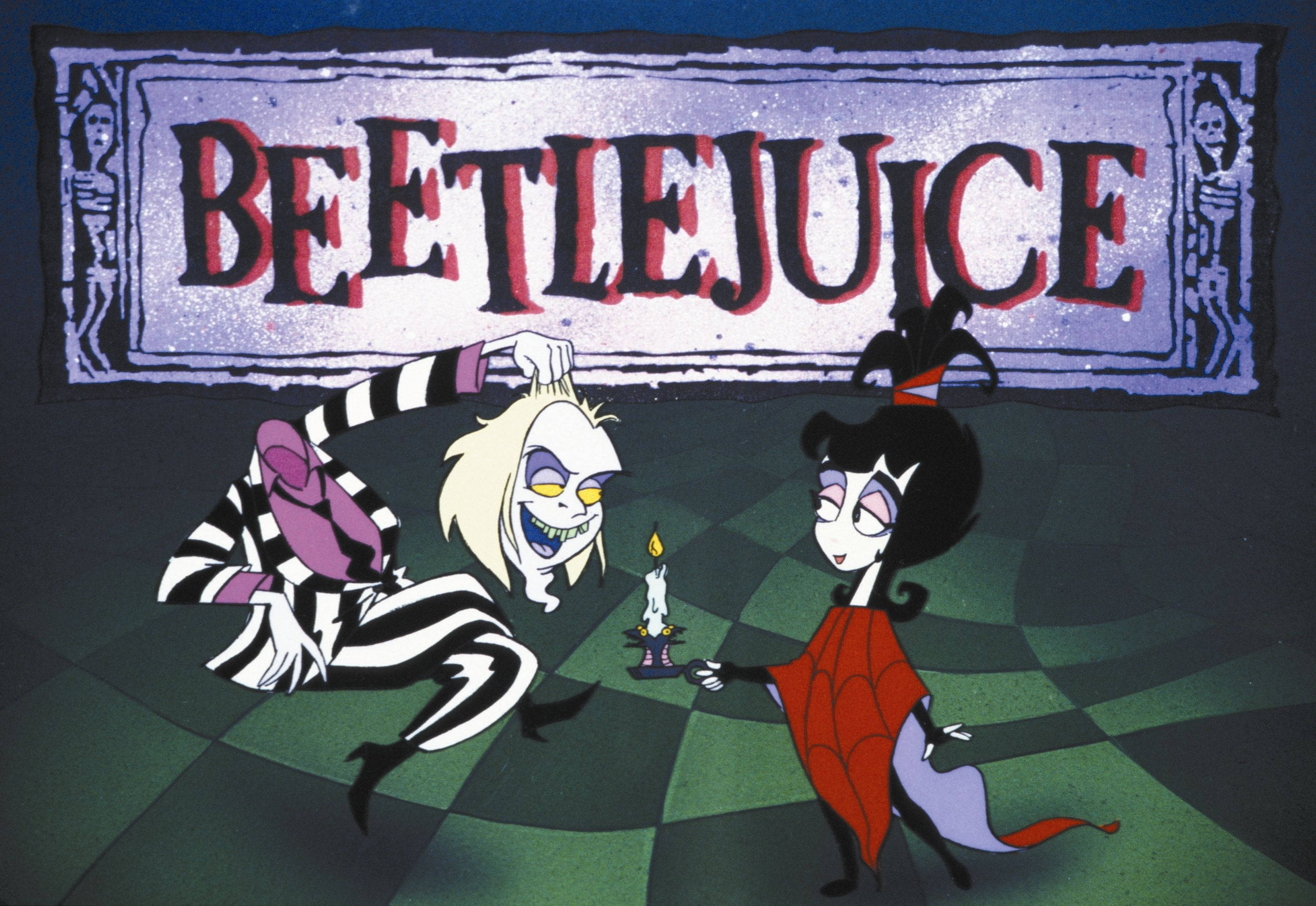 Beetlejuice 桌布 壁紙 — Beetlejuice 和 Lydia Deetz 在一個格子房間裡，在閃閃發光的 Beetlejuice 標誌下戲劇性地擺姿勢。