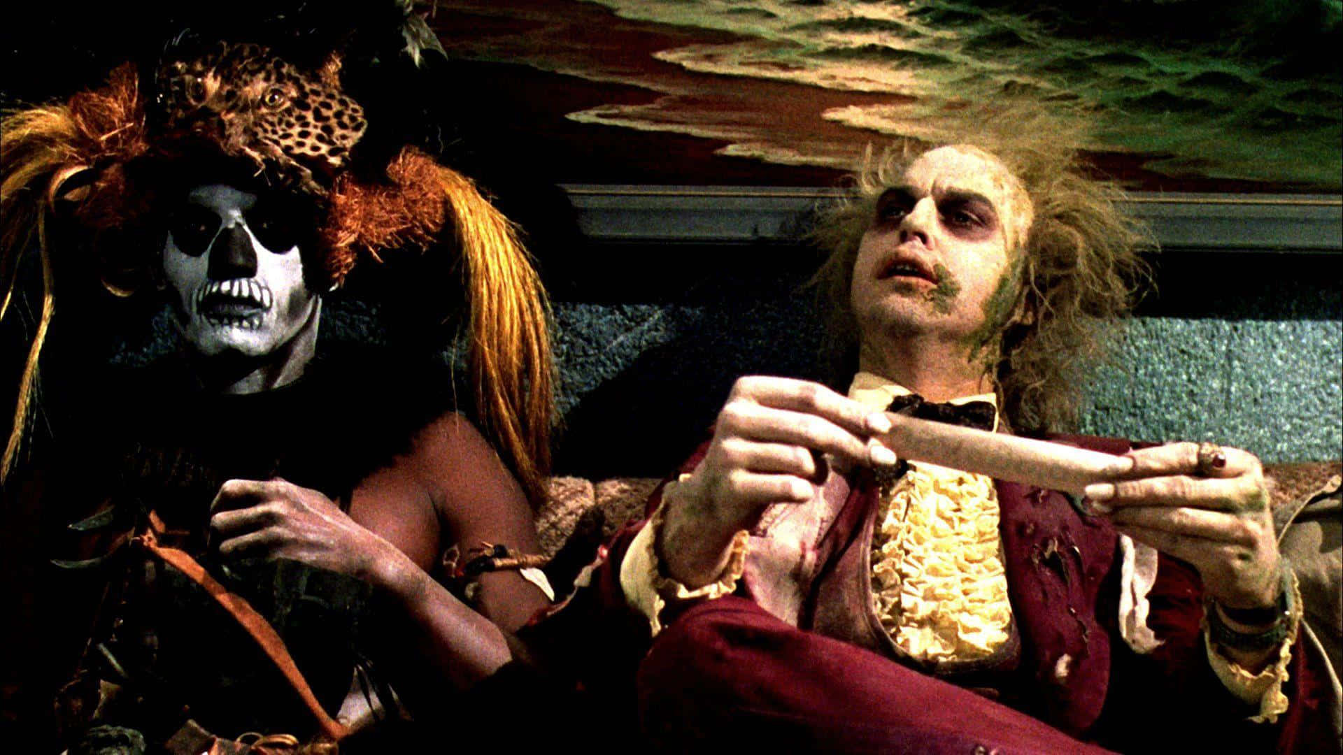 Beetlejuice 桌布 壁紙 — Beetlejuice 和一個戴著豹紋帽子的骷髏人物一起坐在一個光線昏暗、陰森詭異的房間裡，房間裡有華麗的壁紙。