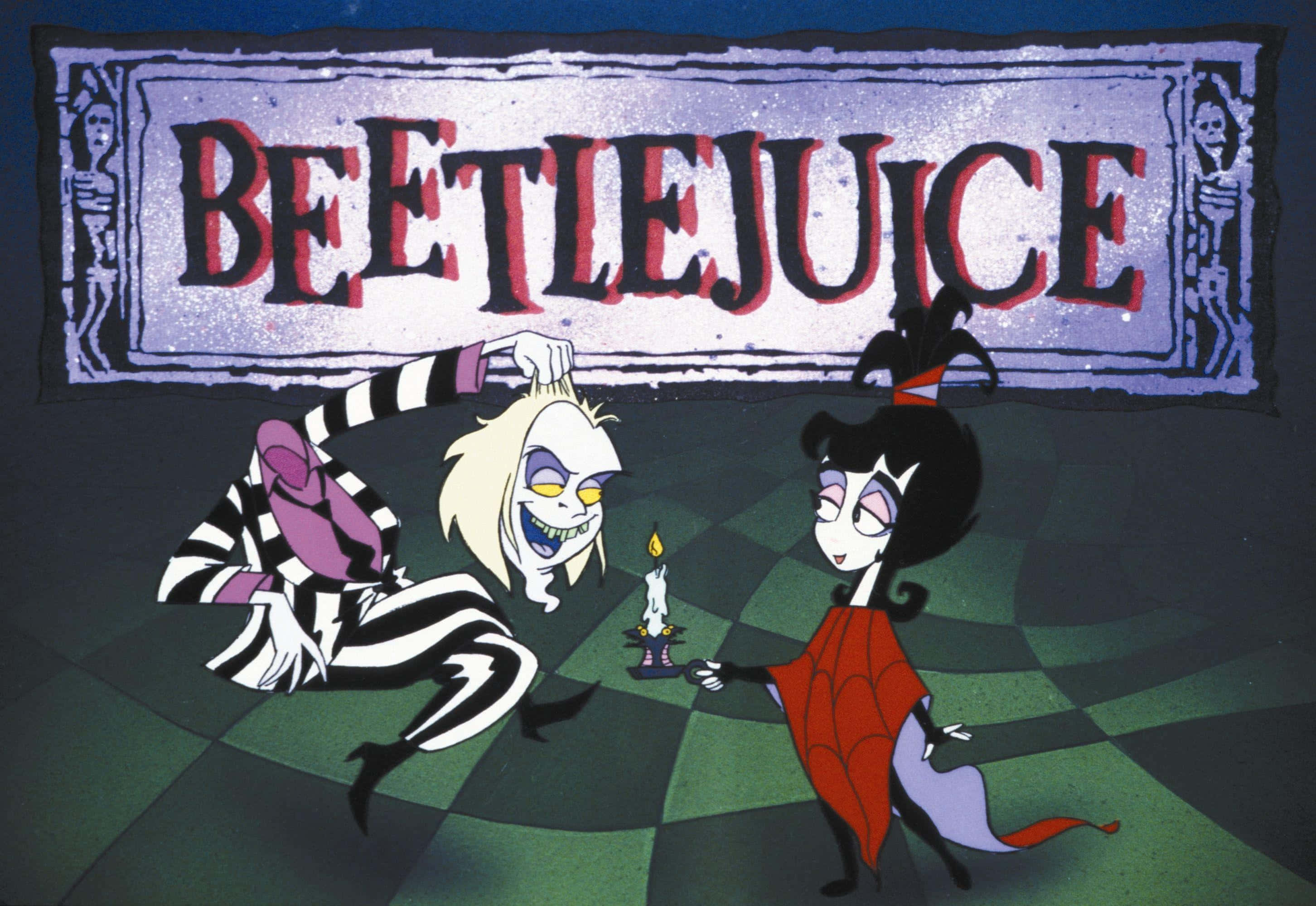 陰間大法師 桌布 壁紙 — Beetlejuice 和他的妻子站在一個方格地板上，下方閃爍著 Beetlejuice 標誌，營造出詭異的動畫場景。