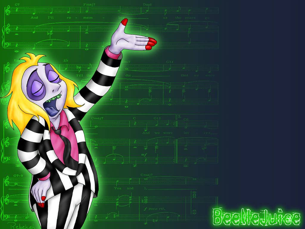 陰間大法師 桌布 壁紙 — Beetlejuice 身穿標誌性條紋西裝，在發光的綠色樂譜前唱歌，紅色指甲和紫色眼睛。
