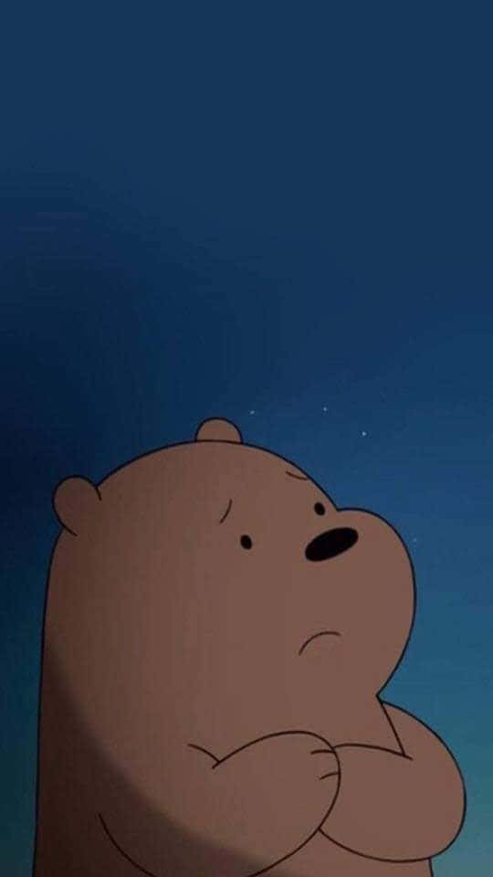  壁紙 — 一隻悲傷的卡通熊雙臂交叉，仰望點綴著星星的深藍色夜空。