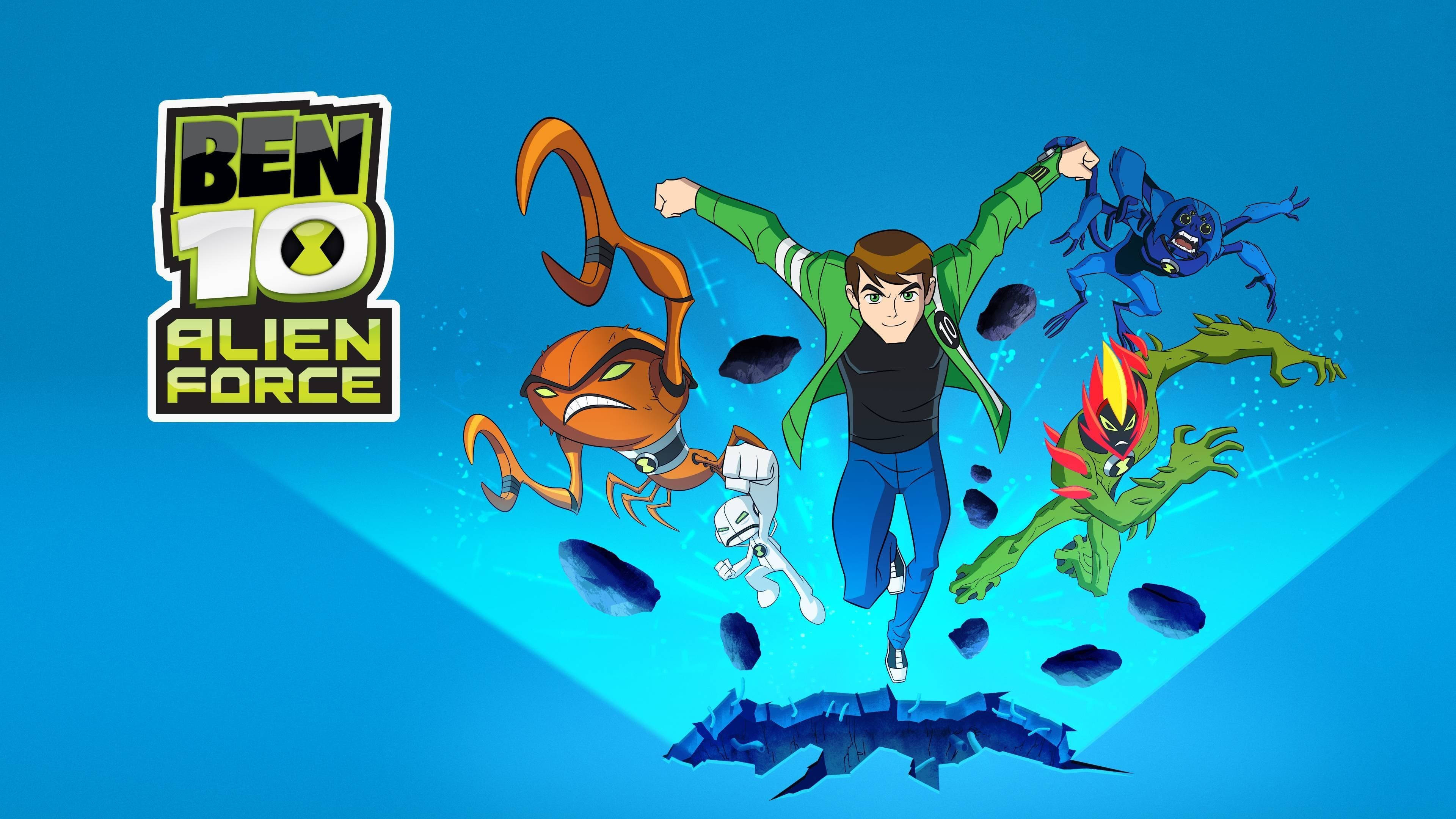 Ben 10 桌布 壁紙 — Ben 10 外星英雄 英雄跳躍，伴隨四種外星形態，背景為鮮豔藍色及碎裂地面效果。