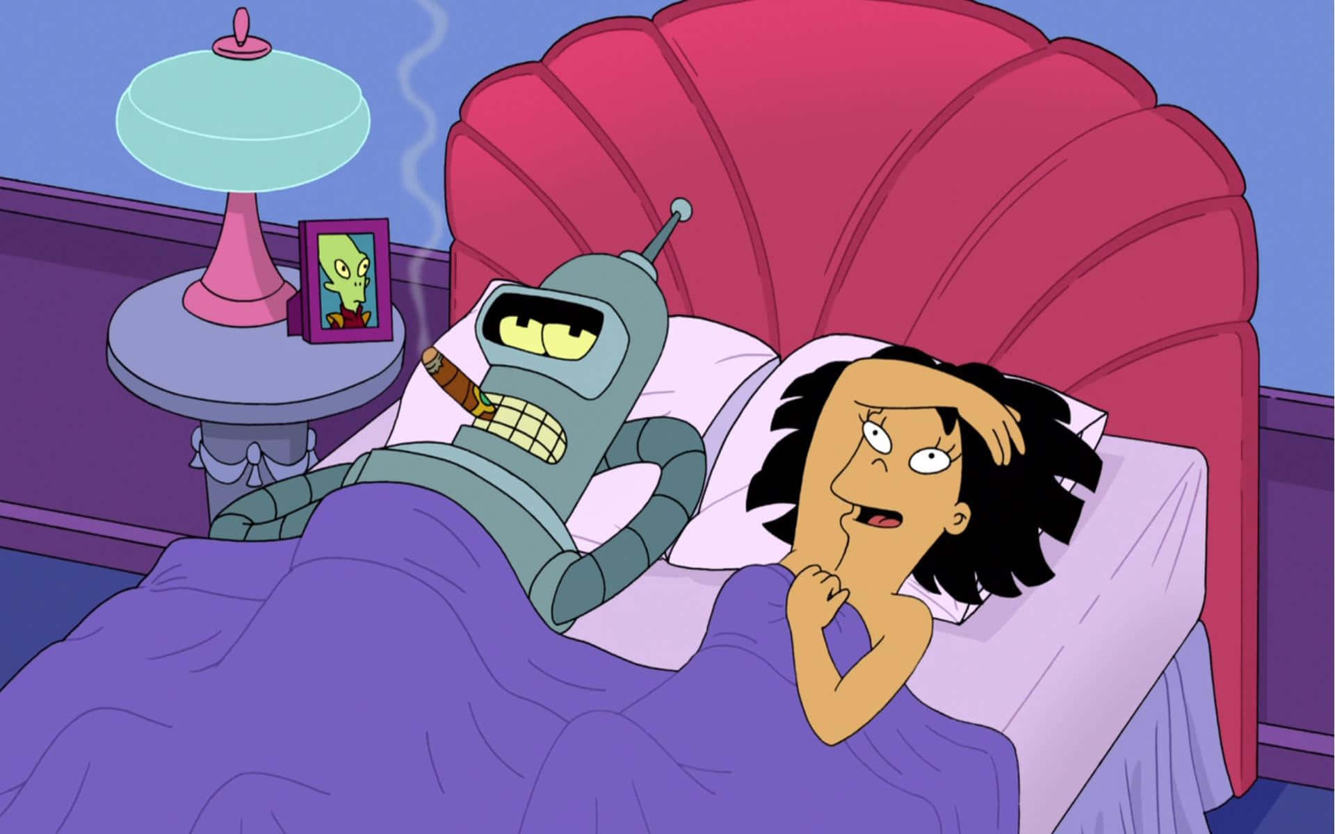 Futurama 桌布 壁紙 — Bender 抽雪茄，而 Leela 在一個有粉紅色貝殼床頭板的紫色床上看起來很惱火。