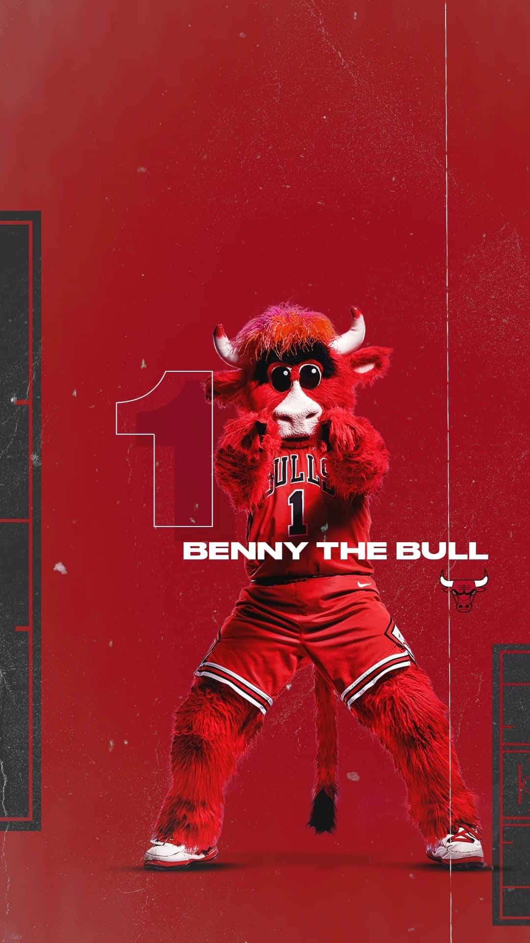 桌布 壁紙 — Benny the Bull 吉祥物身穿紅色芝加哥公牛隊制服，在帶有紋理的紅色背景上自信地擺出姿勢，背景上有一個巨大的數字一圖案。