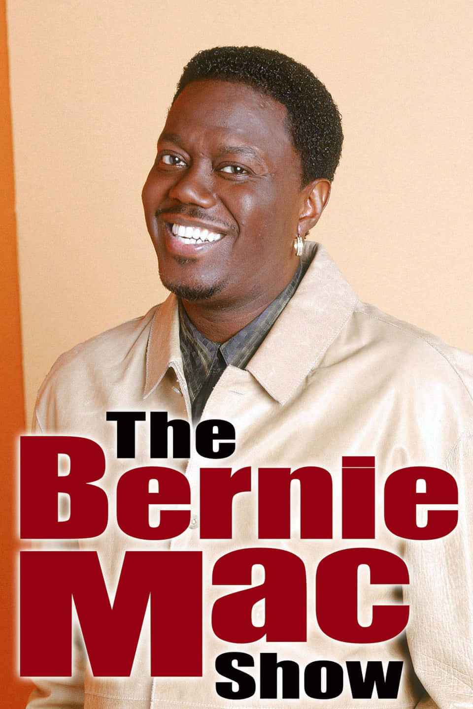television 桌布 壁紙 — Bernie Mac 穿著米色外套，在純色背景上以粗體紅色和黑色節目標題文字溫暖地微笑。