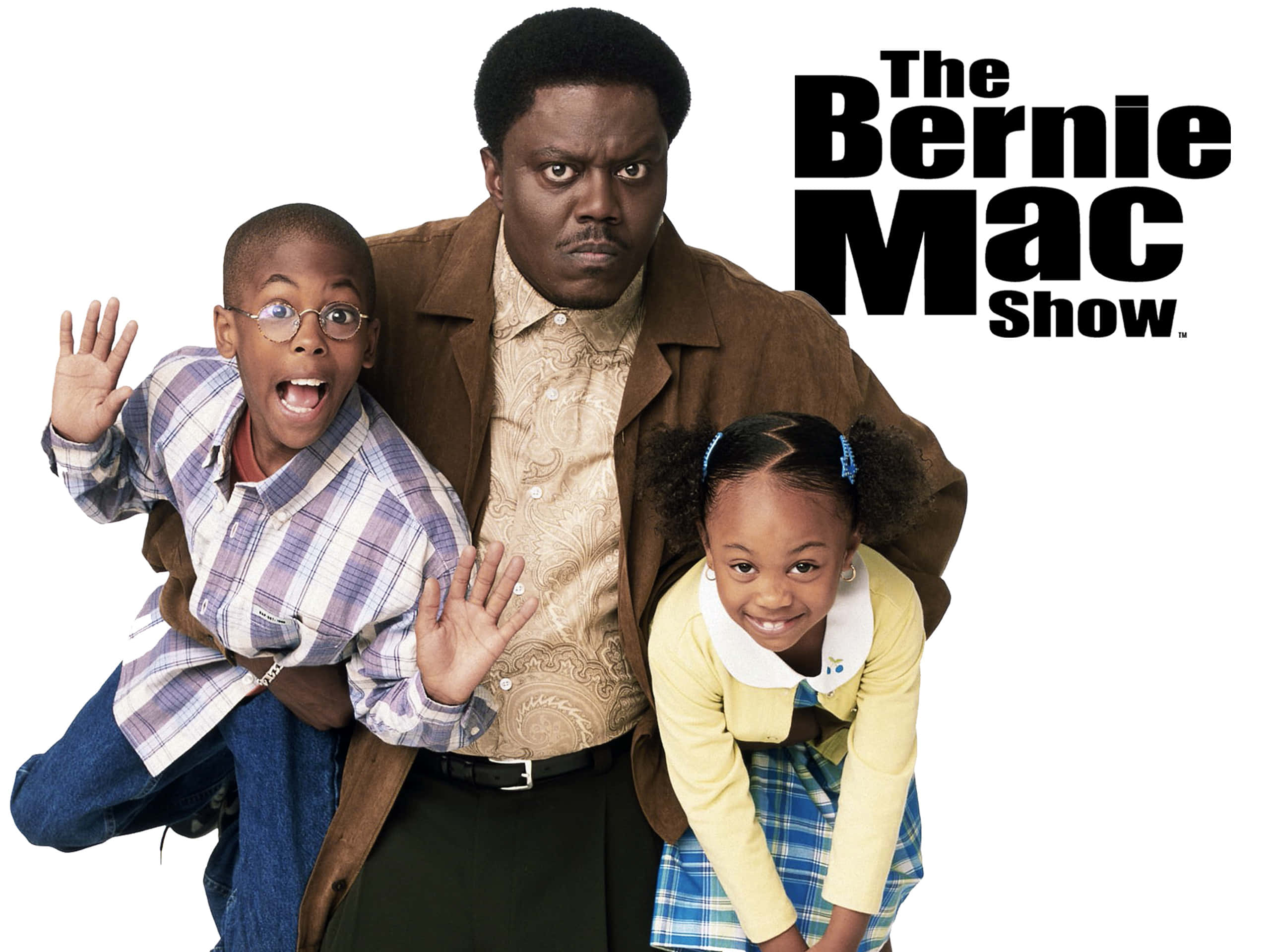 character 桌布 壁紙 — Bernie Mac 與兩個小孩在白色背景前為《Bernie Mac 秀》宣傳照擺姿勢。