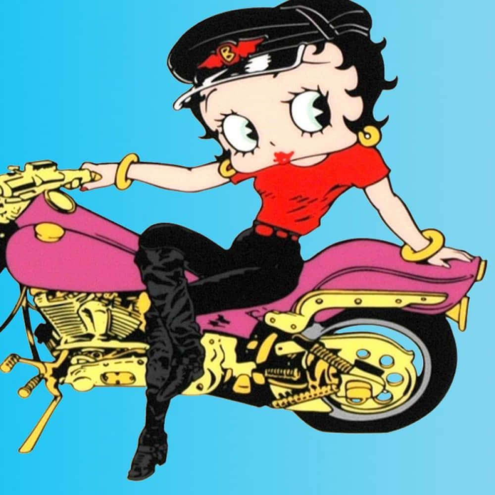 貝蒂娃娃 桌布 壁紙 — Betty Boop 騎著粉紅色和金色的摩托車，背景為純藍色，經典卡通風格。