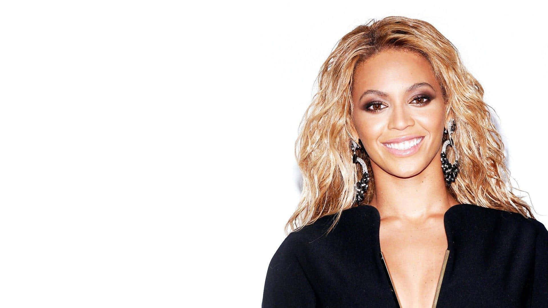 碧昂絲 桌布 壁紙 — Beyoncé 在純白背景前，留著波浪金髮，戴著黑色耳環，溫暖地微笑。