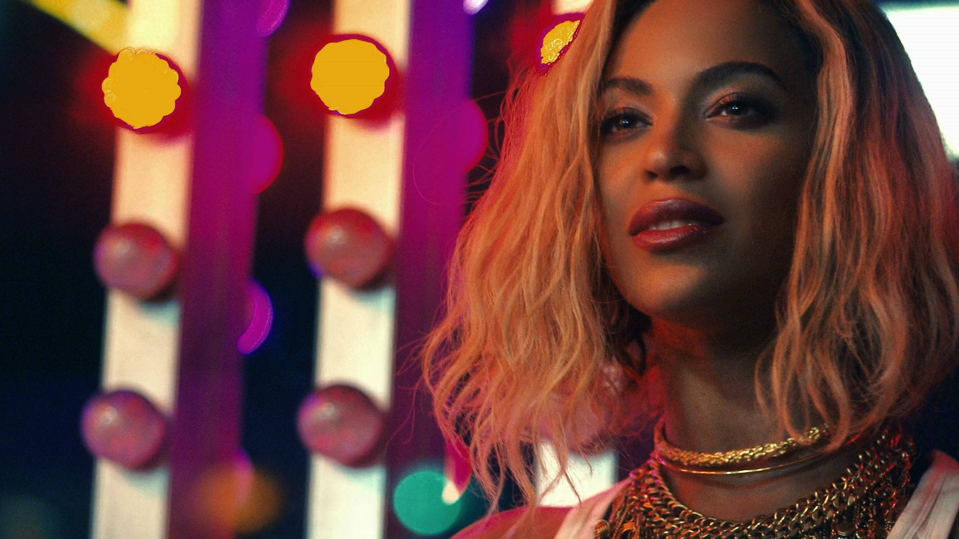 碧昂絲 桌布 壁紙 — Beyoncé 自信地凝視著充滿活力的霓虹燈和發光燈泡的背景，置身於迷人的夜生活環境中。